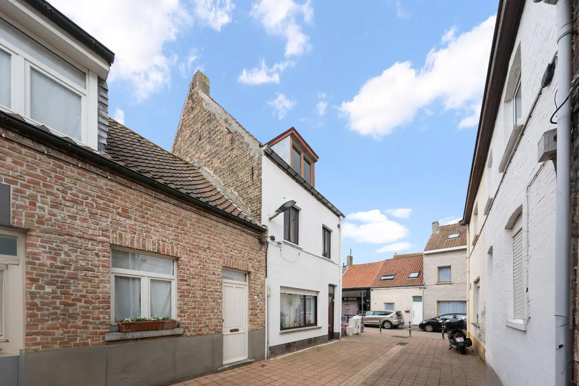 Hoofdfoto van de publicatie: Te renoveren hoekwoning in het centrum van Heist-aan-Zee