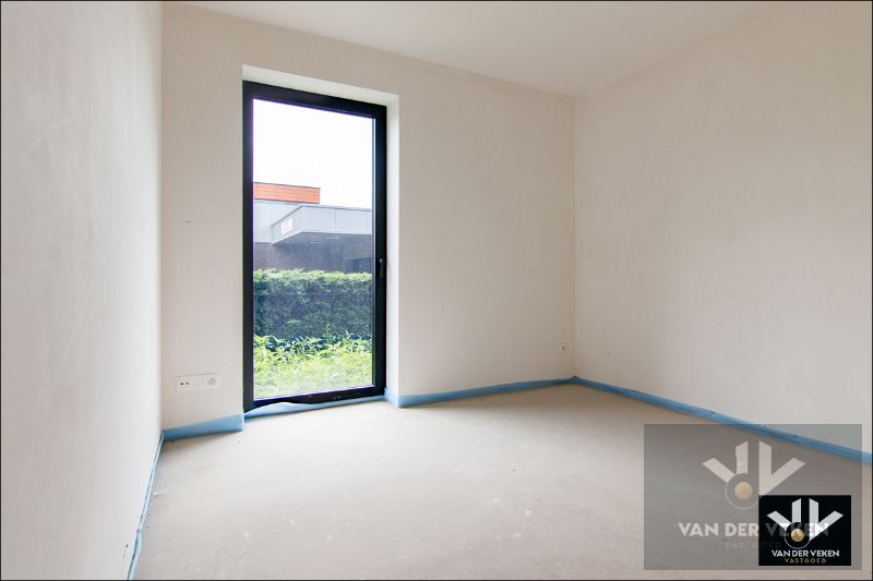 Ruim gelijkvloers nieuwbouwappartement met 4 slaapkamers en 2 badkamers, een terras en een mooie tuin op een goed bereikbare locatie! foto 14