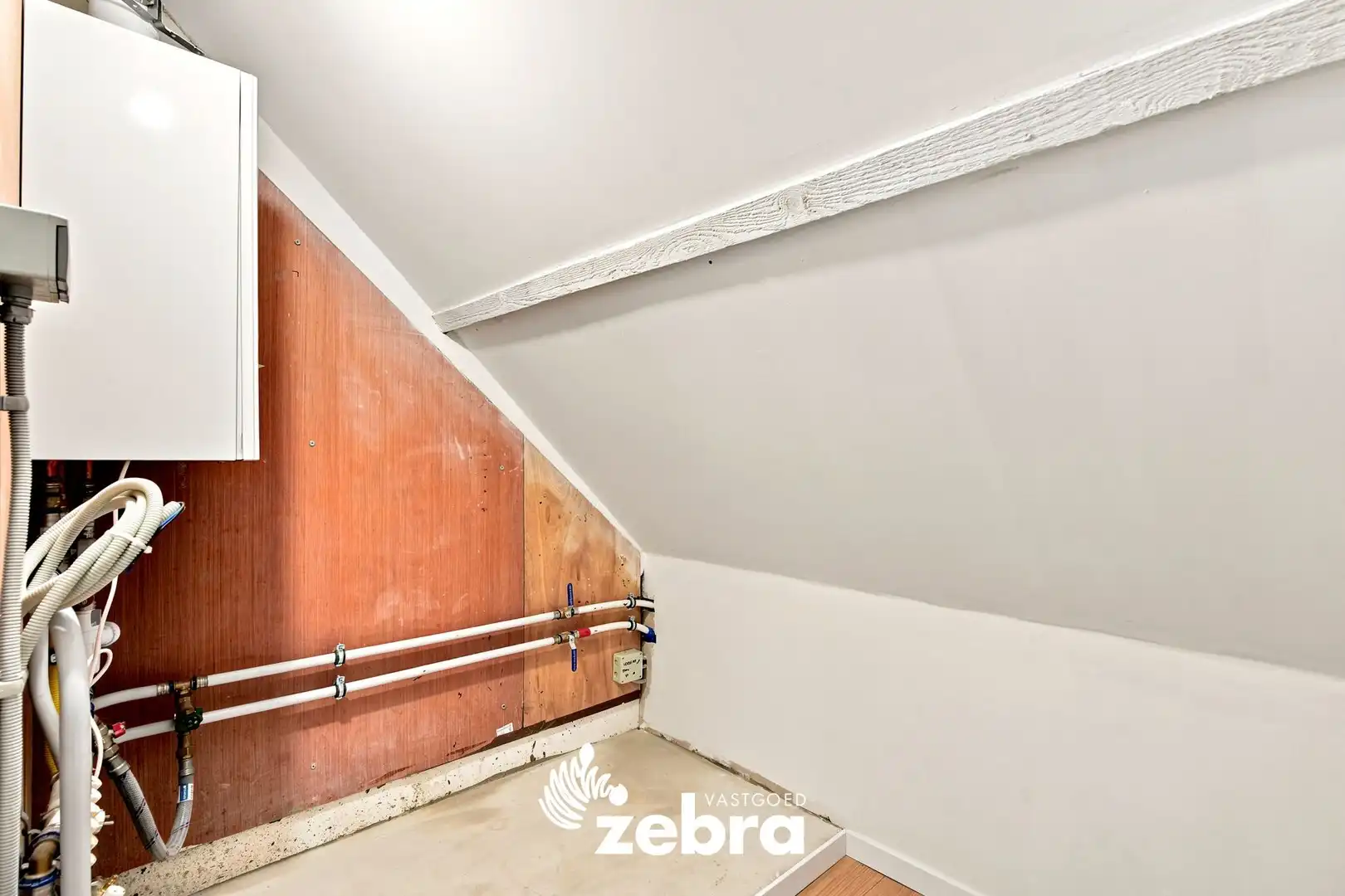 Gerenoveerde woning met uitweg op een rustige ligging in Izegem! foto 19