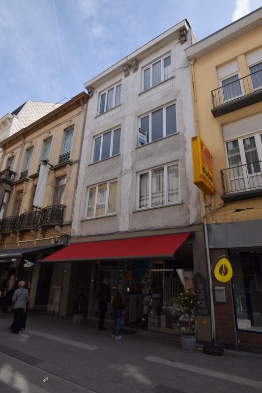 Ruim appartement met twee slaapkamers in het centrum van Blankenberge. In een gebouw zonder lift. foto {{pictureIndex}}