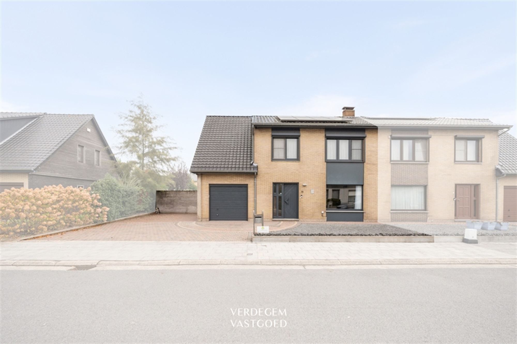 Verrassend ruime woning met 3+1 slaapkamers en heerlijke veranda foto {{pictureIndex}}