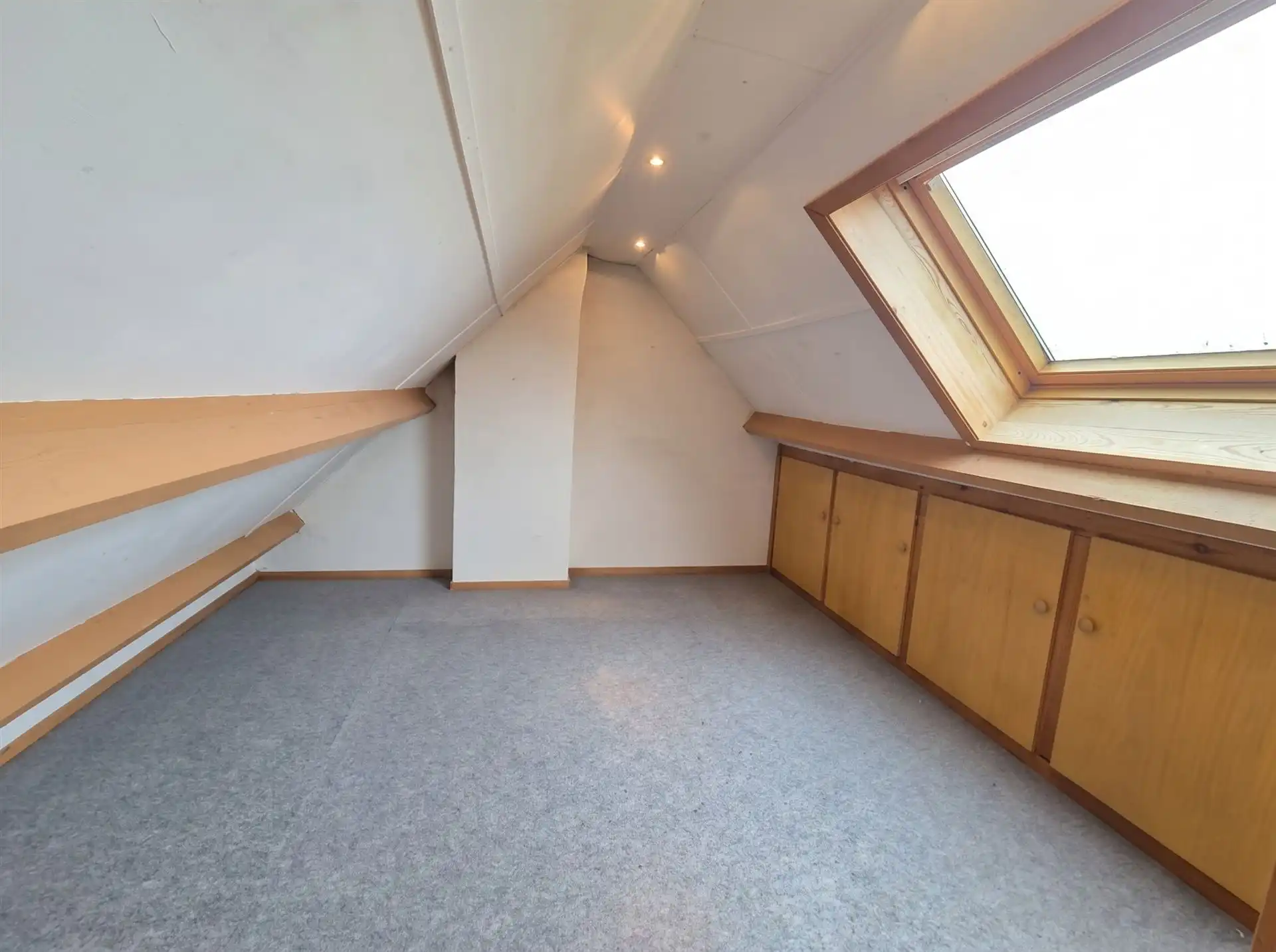 Instapklare, gerenoveerde bel-étage woning gelegen in een rustige doodlopende straat nabij het centrum van Kontich foto 14