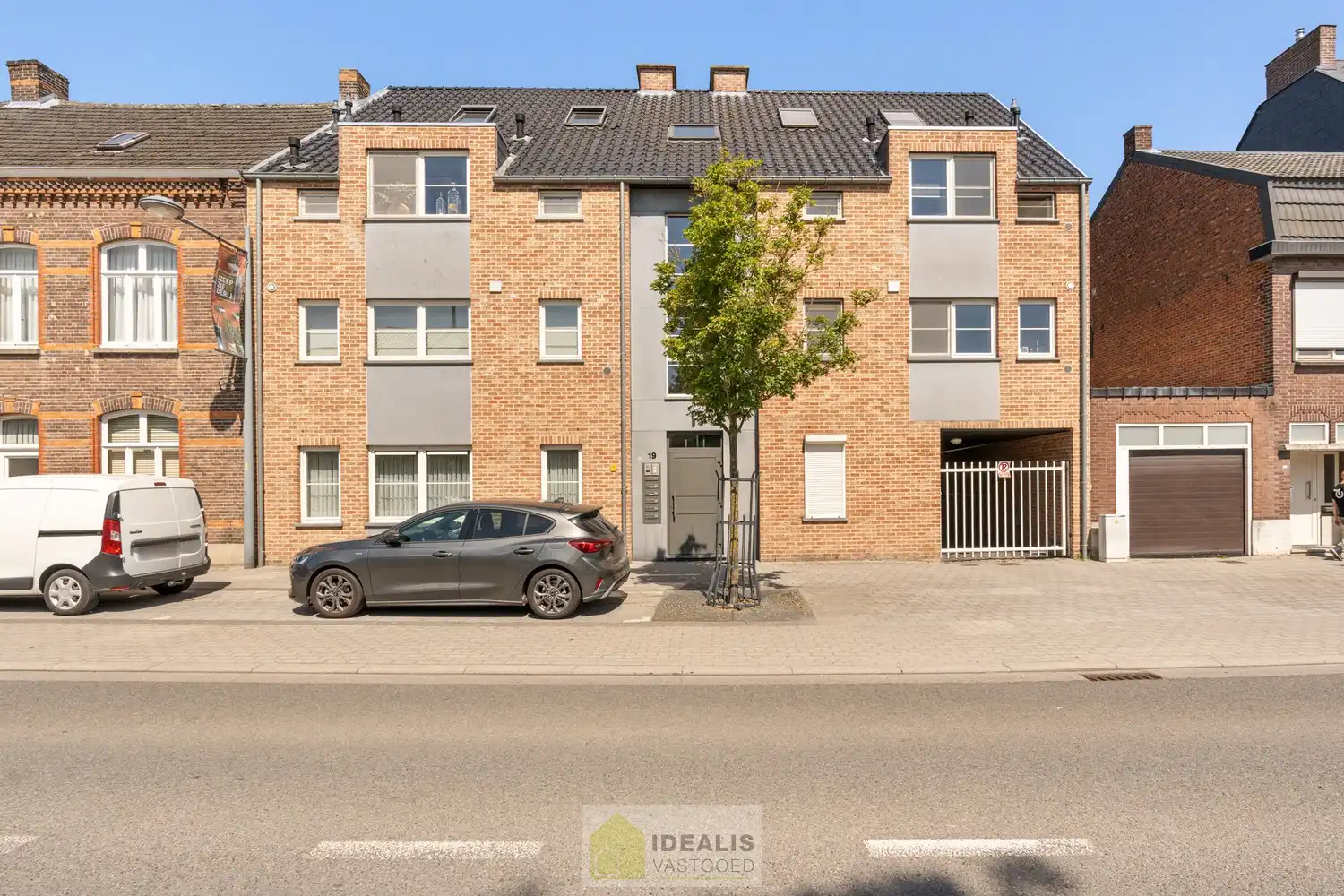 IDEALIS VASTGOED - PRACHTIG  EN LUXUEUS GELIJKVLOERS APPARTEMENT VAN MAAR LIEFST +-122M² IN EEN KLEINSCHALIGE RESIDENTIE MET 2 SLAAPKAMERS, AANGENAME LEEFRUIMTE MET AANSLUITEND KEUKEN MET KEUKENEILAND, BADKAMER VOORZIEN VAN BAD EN DOUCHE, ZEER RUIME GARAGE (+-28M²) EN TERRAS MET AANGELEGDE TUIN . Zeer geschikt voor kandidaten op zoek naar betaalbare woonruimte in zeer goede staat vlak bij de stadskern van Bree! foto 5