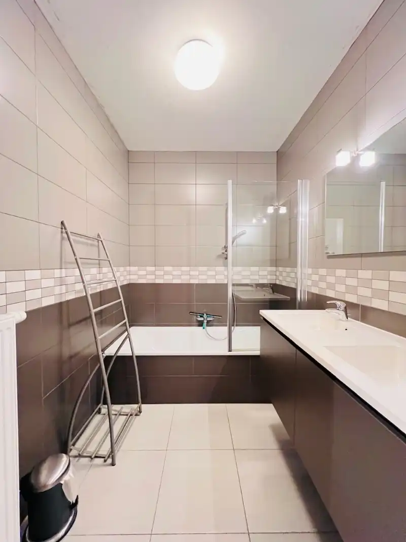 Meer dan een driekamerappartement met een ruim terras in het hart van Wenduine. foto 14