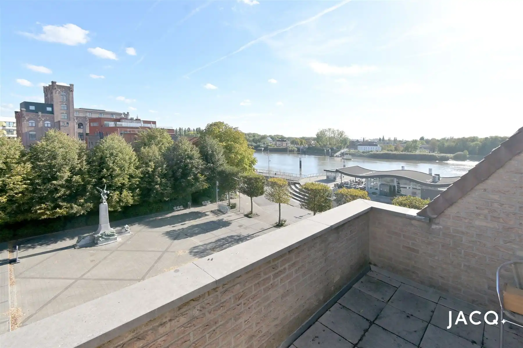 Instapklaar dakappartement met 2 à 3 slpk's, terras en mogelijk autostaanplaats! foto 22