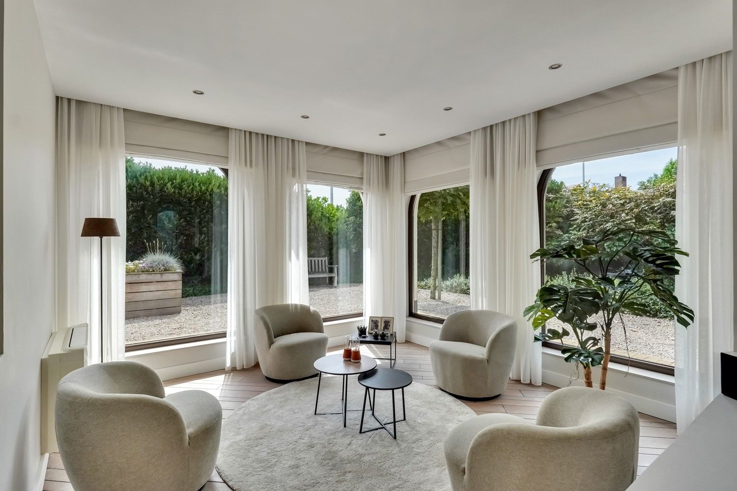 Uitstekend gelegen, gerenoveerde villa op 10a foto 14