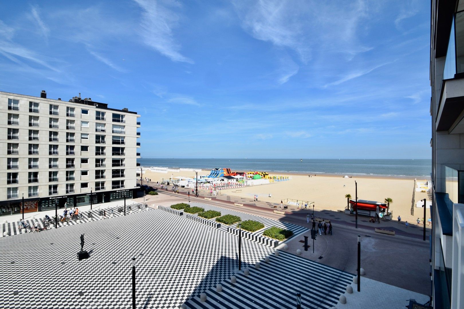 Adembenemend appartement van 163 m2 op het Albertplein met een prachtig zonneterras genietend van zicht op zee. foto 1