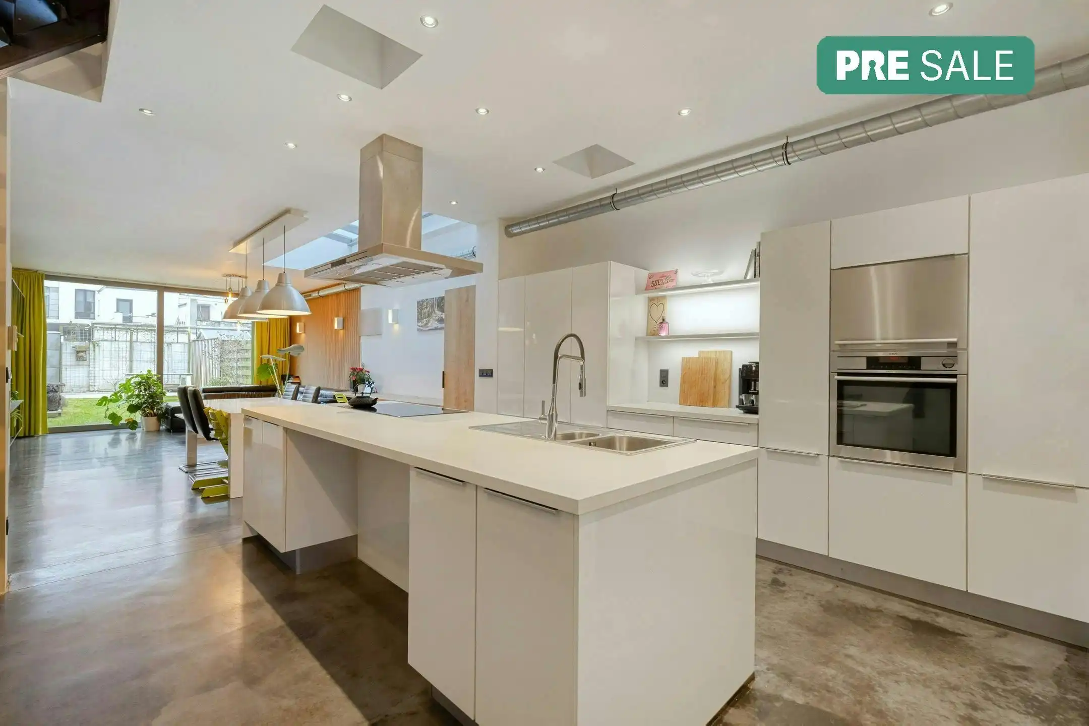 Prachtig huis met 4 slaapkamers en tuin te koop in Wilrijk foto {{pictureIndex}}