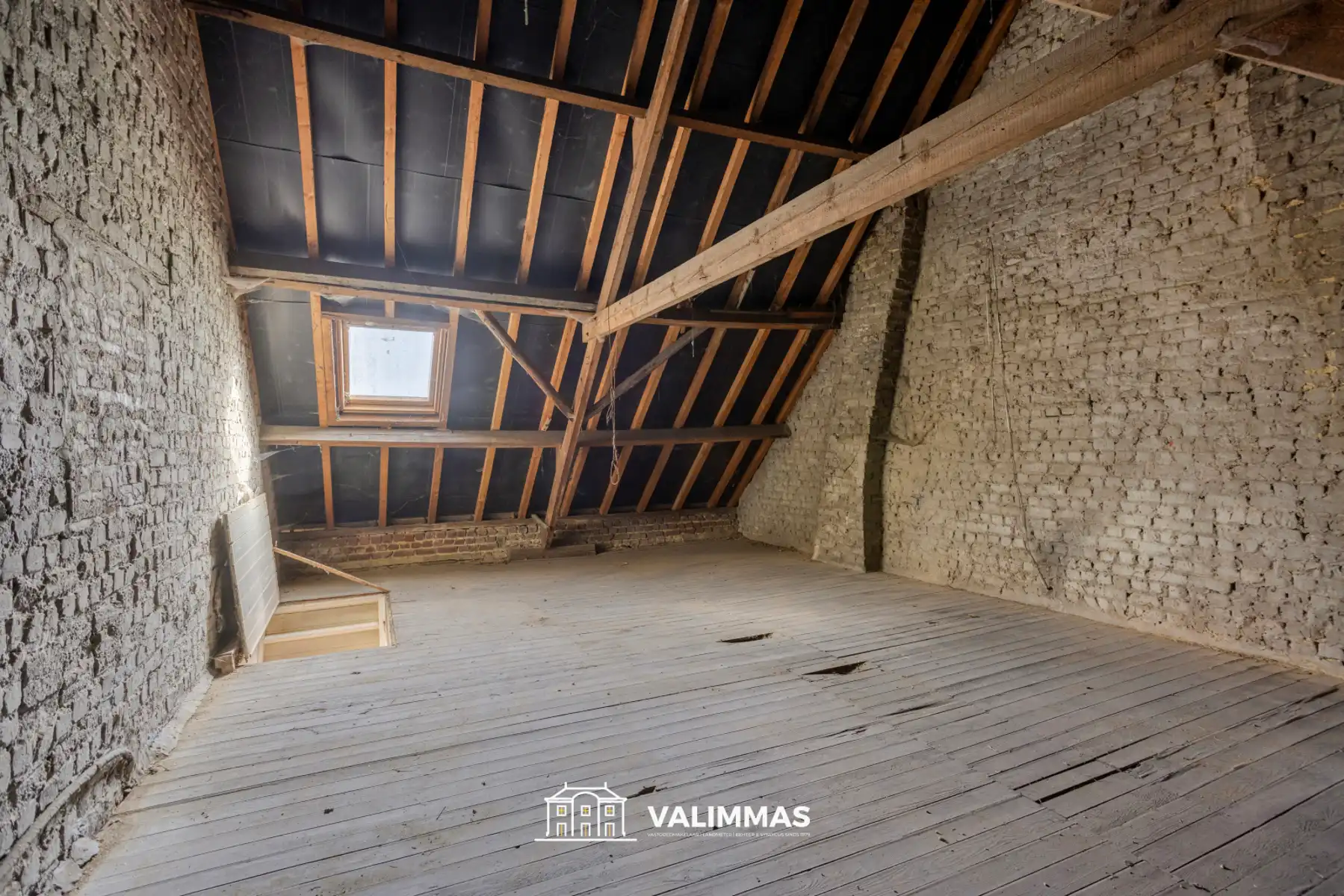 Een driegevelwoning met garage en grote tuin, op ± 26 are ! foto 15