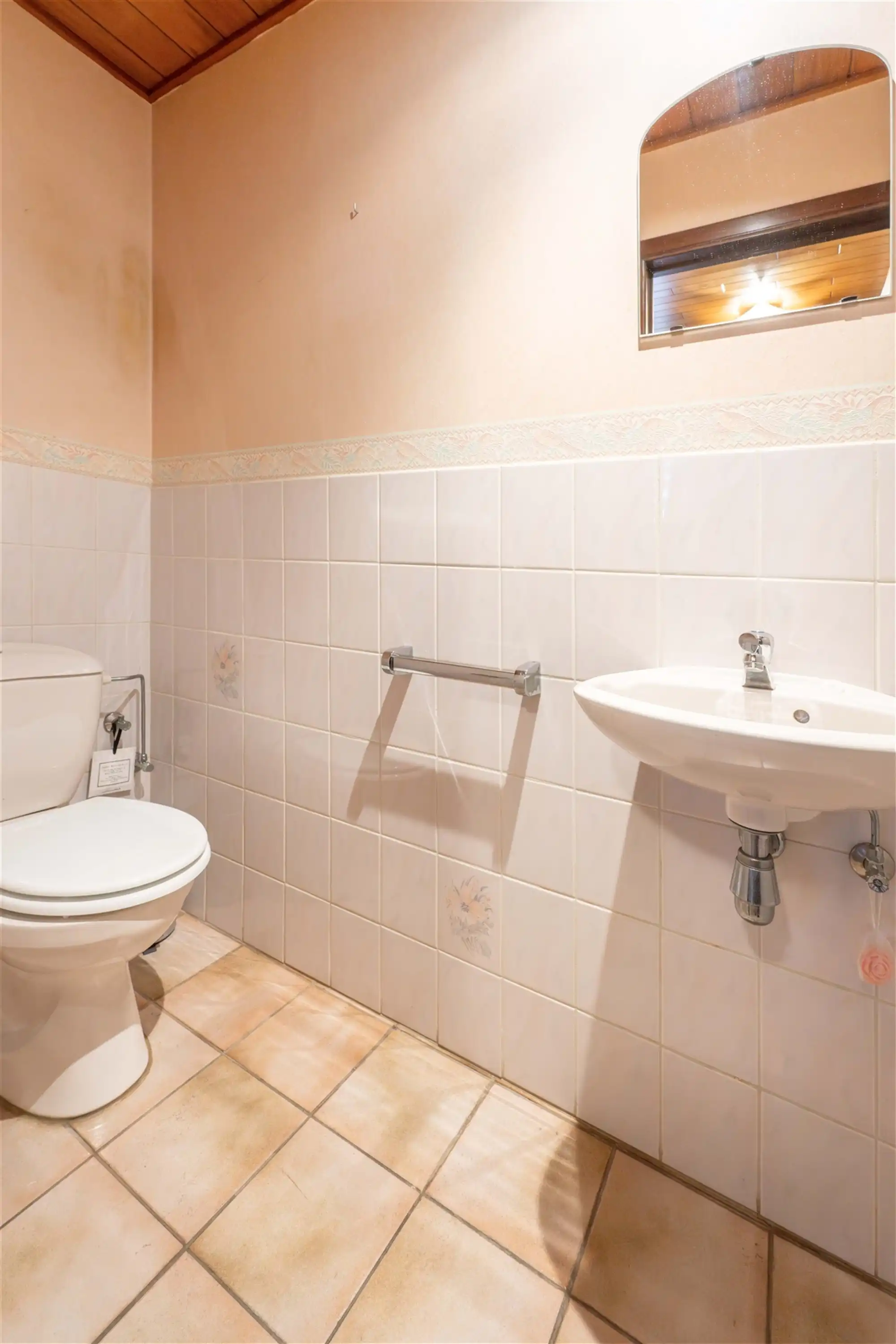 Kloeke halfopen woning met 2 garages en tuin foto 4