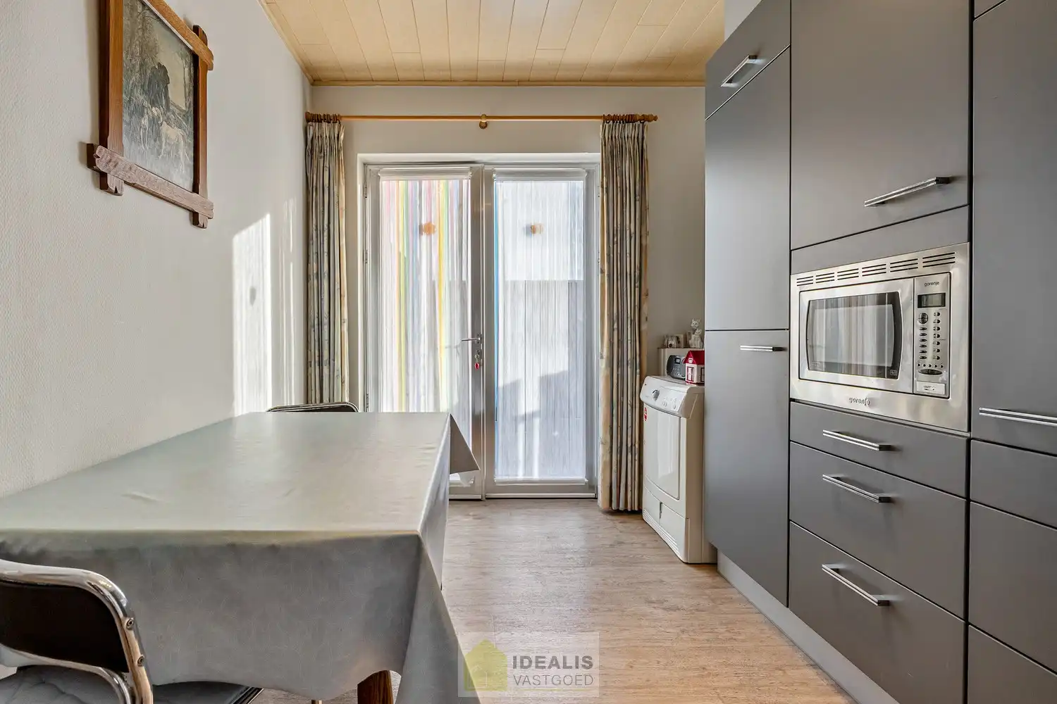 IDEALIS VASTGOED - GELIJKVLOERS APPARTEMENT IN HET CENTRUM VAN KAULILLE, BOCHOLT! Dit appartement van het bouwjaar 1972 biedt u een ruime keuken met aangrenzend bijkeuken met extra opbergruimte, een heerlijke woonkamer met grote glaspartijen, fijne slaapkamer, terras en privatieve garagebox. Dé unieke kans voor kandidaten op zoek naar een appartement op een aangename locatie vlakbij het centrum van Bocholt!! foto 11