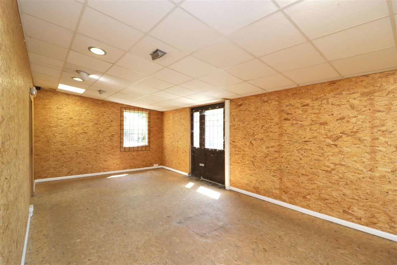 handelszaak met magazijn op zeer zichtbare locatie foto 22