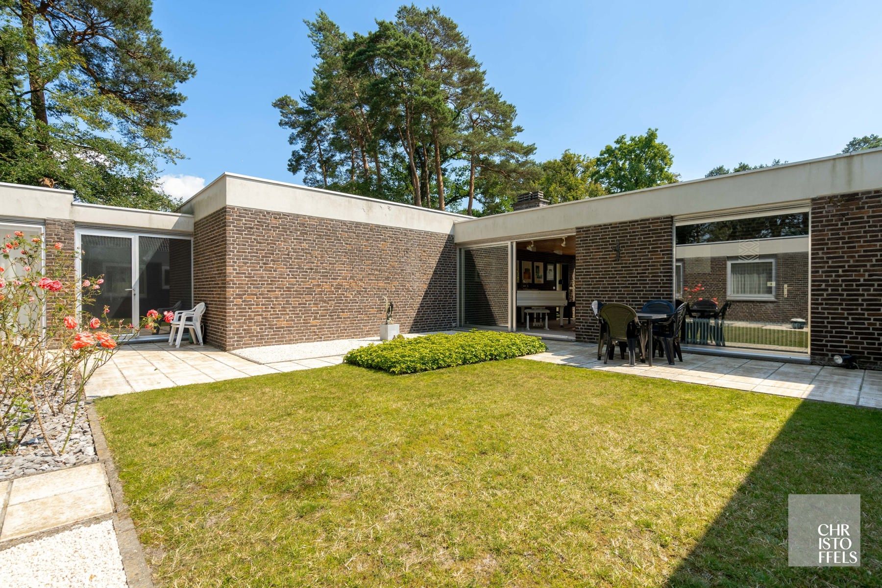 Buitengewone, te renoveren architectuurvilla op 1.834m² in de gegeerde Molenblook! foto 2