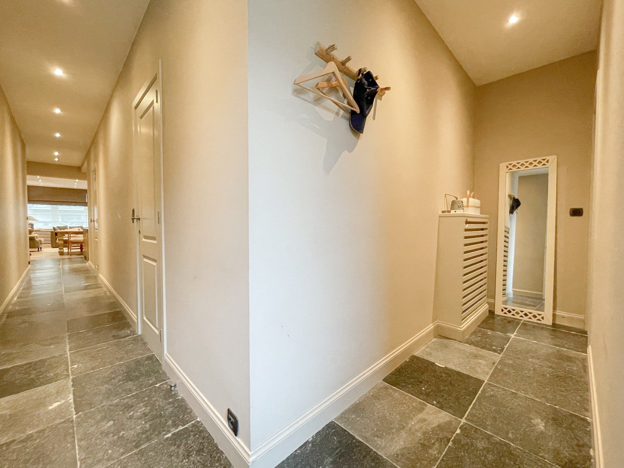 Aangenaam, perfect onderhouden appartement met een ruim terras. foto 14