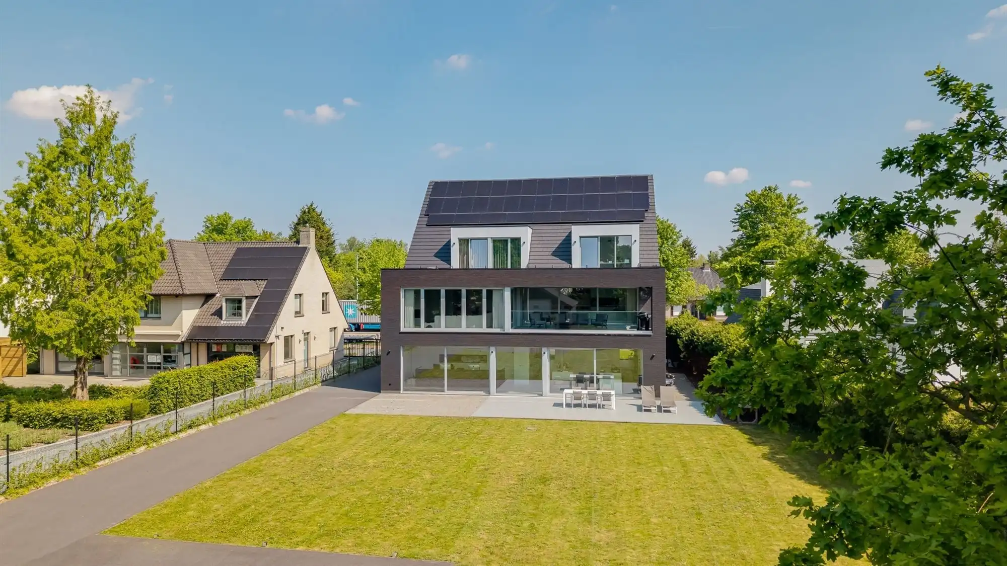 Prachtig afgewerkt gebouw - showroom + villa foto 2