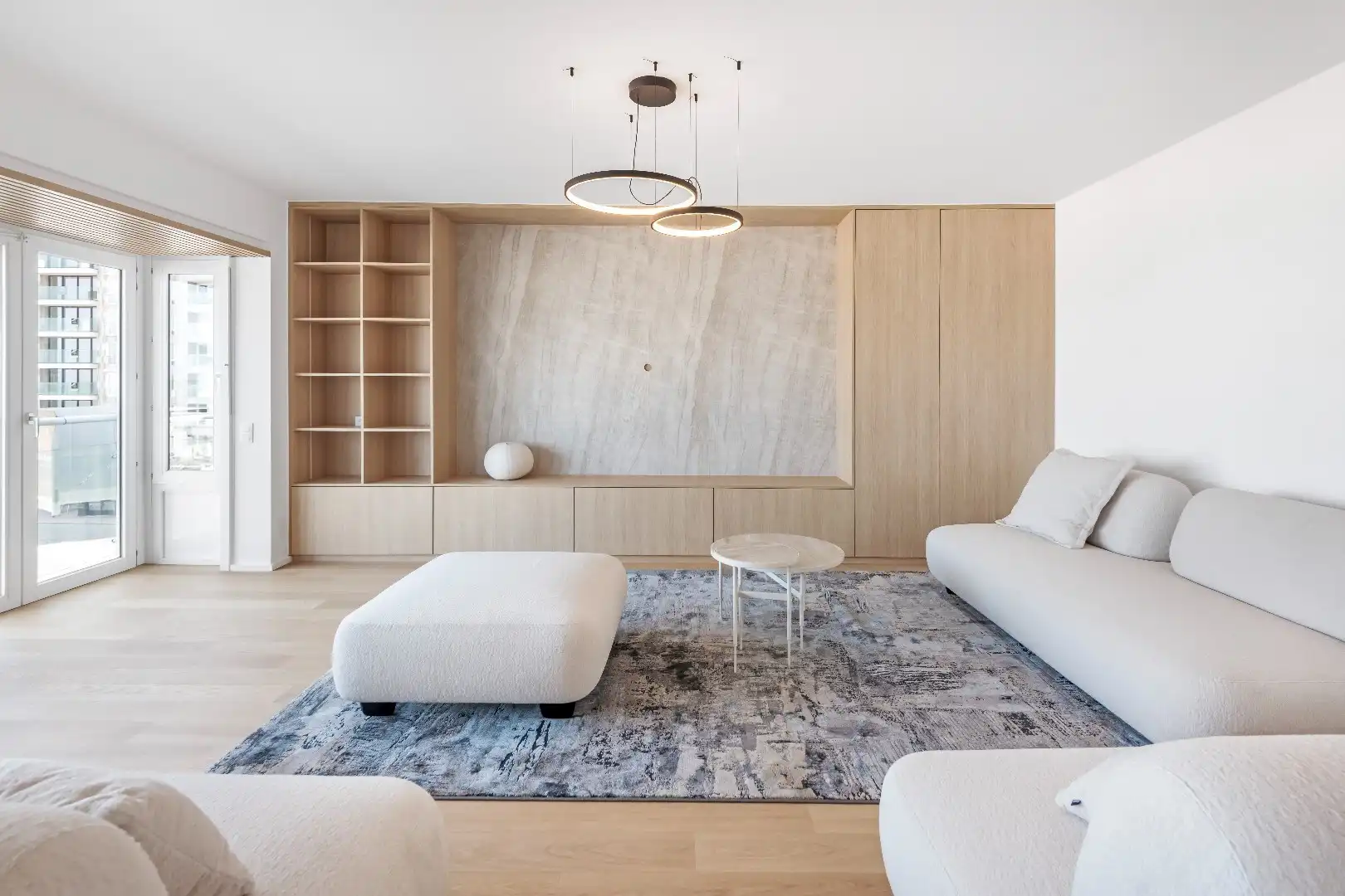 Ruim plateau-appartement met frontaal zeezicht (10 meter gevelbreedte) gelegen aan het Rubensplein. Inpandige parking. foto 7