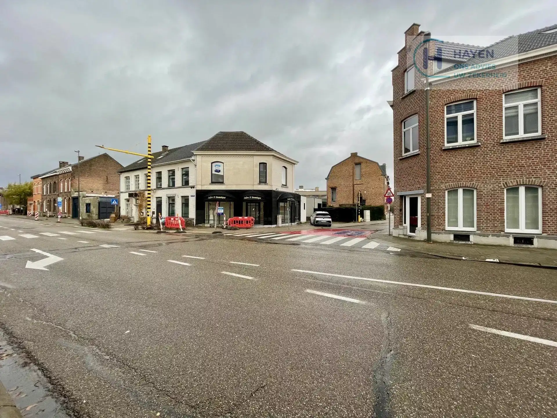 Commerciële hoekwoning met sterke zichtlocatie foto {{pictureIndex}}