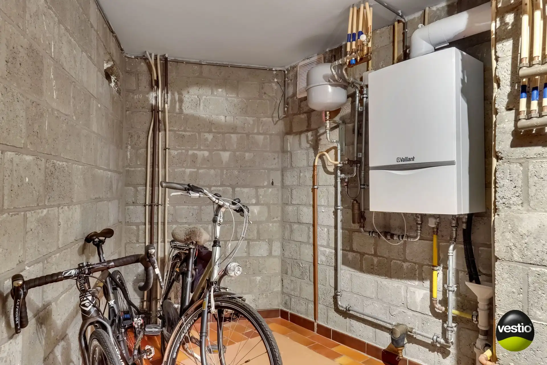 GELIJKVLOERS APPARTEMENT 3 SLAAPKAMERS 171 M² + HANDELSRUIMTE + TUIN + 5 GARAGES + ZOLDER foto 47