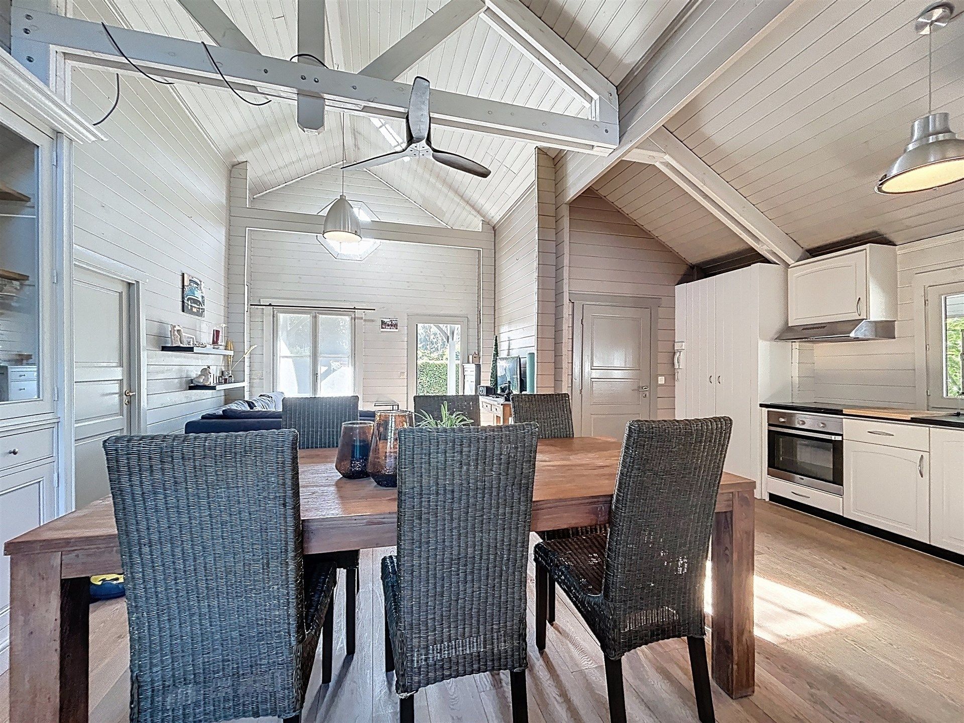 Charmante en zeer degelijke chalet met een ruime handige berging en carport. foto 6
