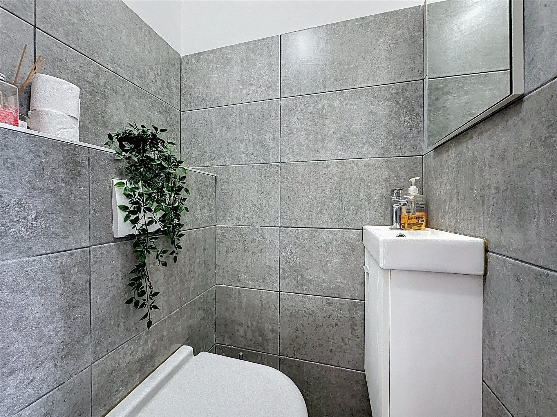 Instapklare halfopen bebouwing met 4 slaapkamers en ruime oprit! foto 7