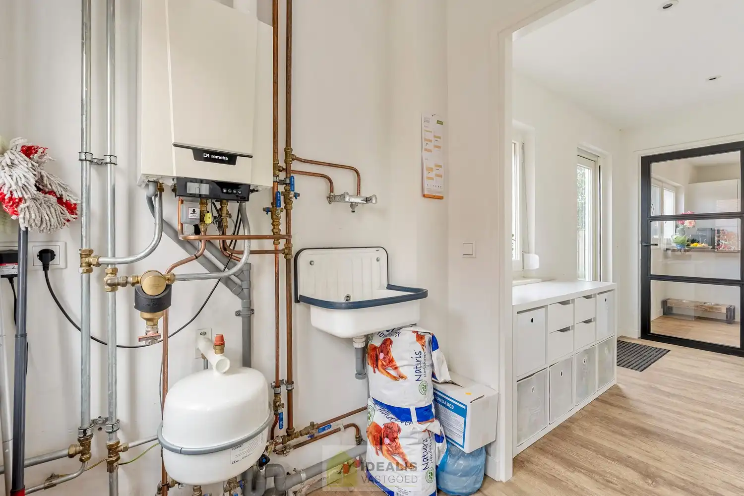 Recent gerenoveerde en perfect onderhouden eengezinswoning met lichtrijke leefruimte, praktisch uitgeruste keuken, 3 slaapkamers, knappe badkamer en knap bijgebouw! foto 25