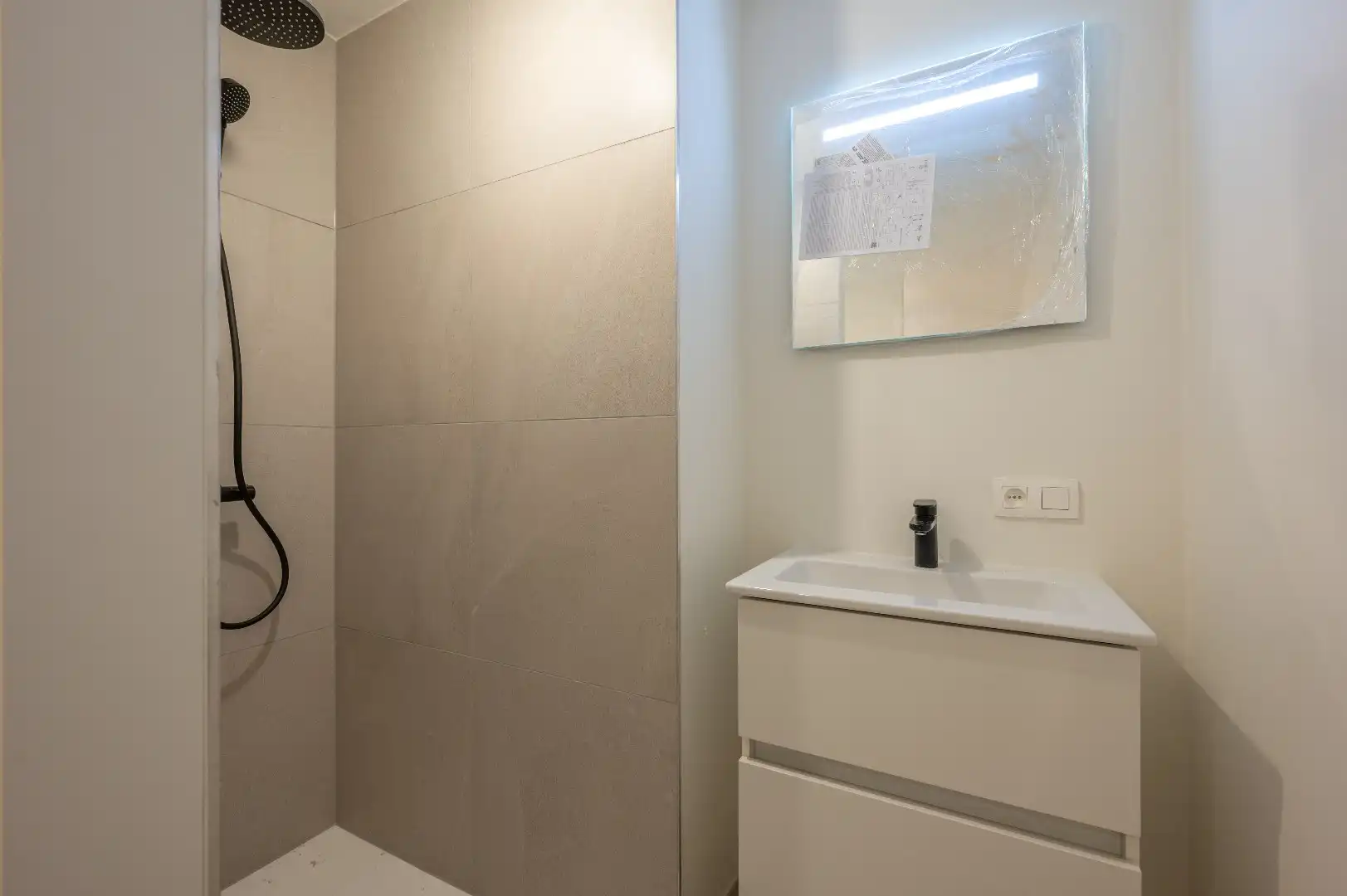 HOOST is een iconische toren met een expressief gevelontwerp op enkele honderden meters van de zee foto 9