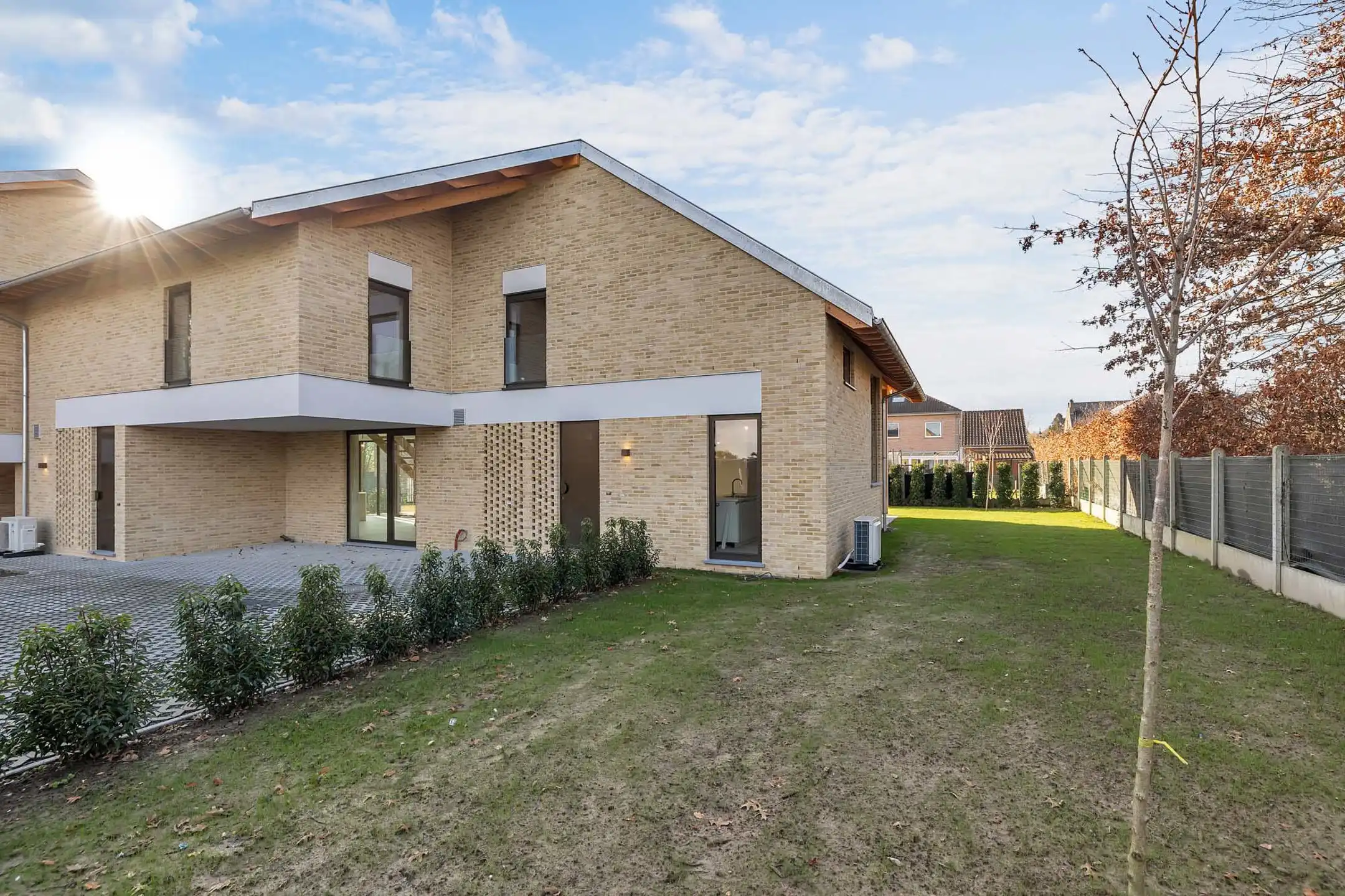 Prachtige half open nieuwbouwwoning in uniek woonerf foto 24