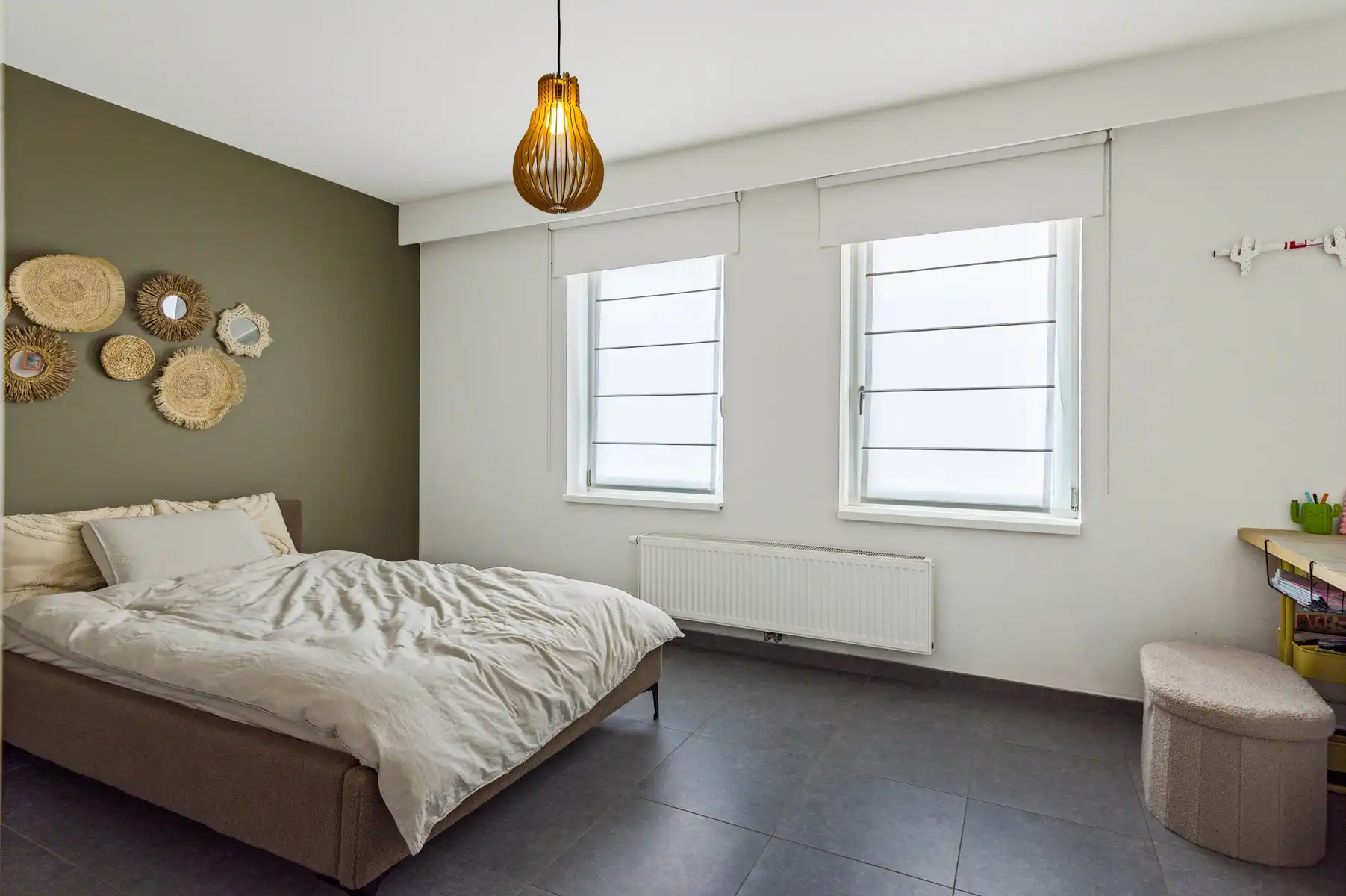 Recente woning op centrale ligging met 2 garages foto 12
