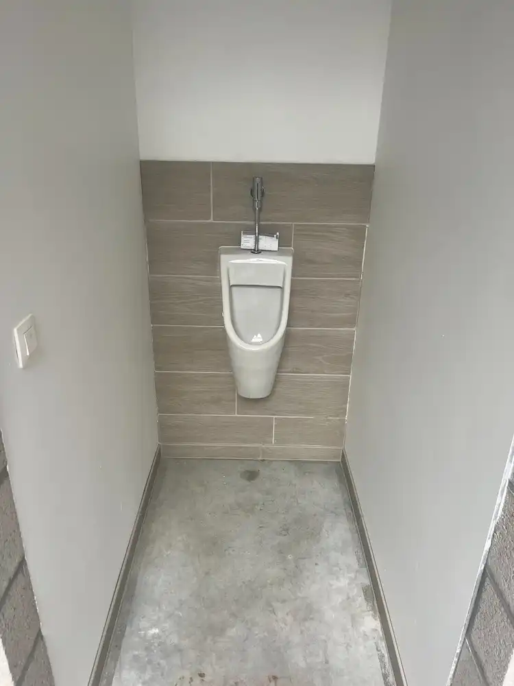 Bedrijfsgebouw met grond foto 18