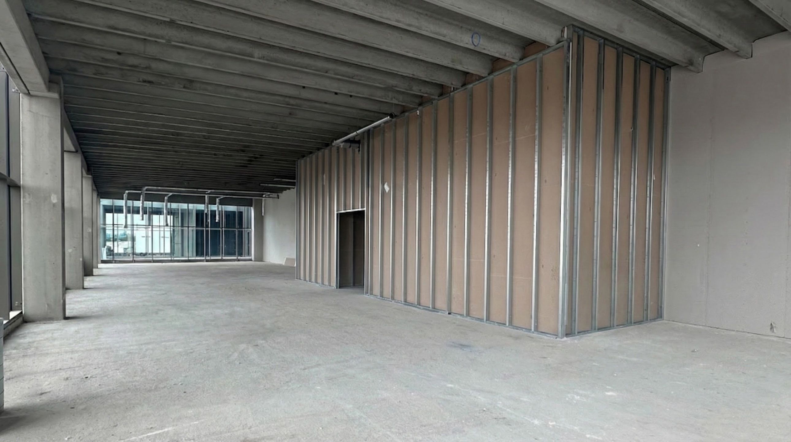 Kantoorruimte van 585 m² te huur. foto 3