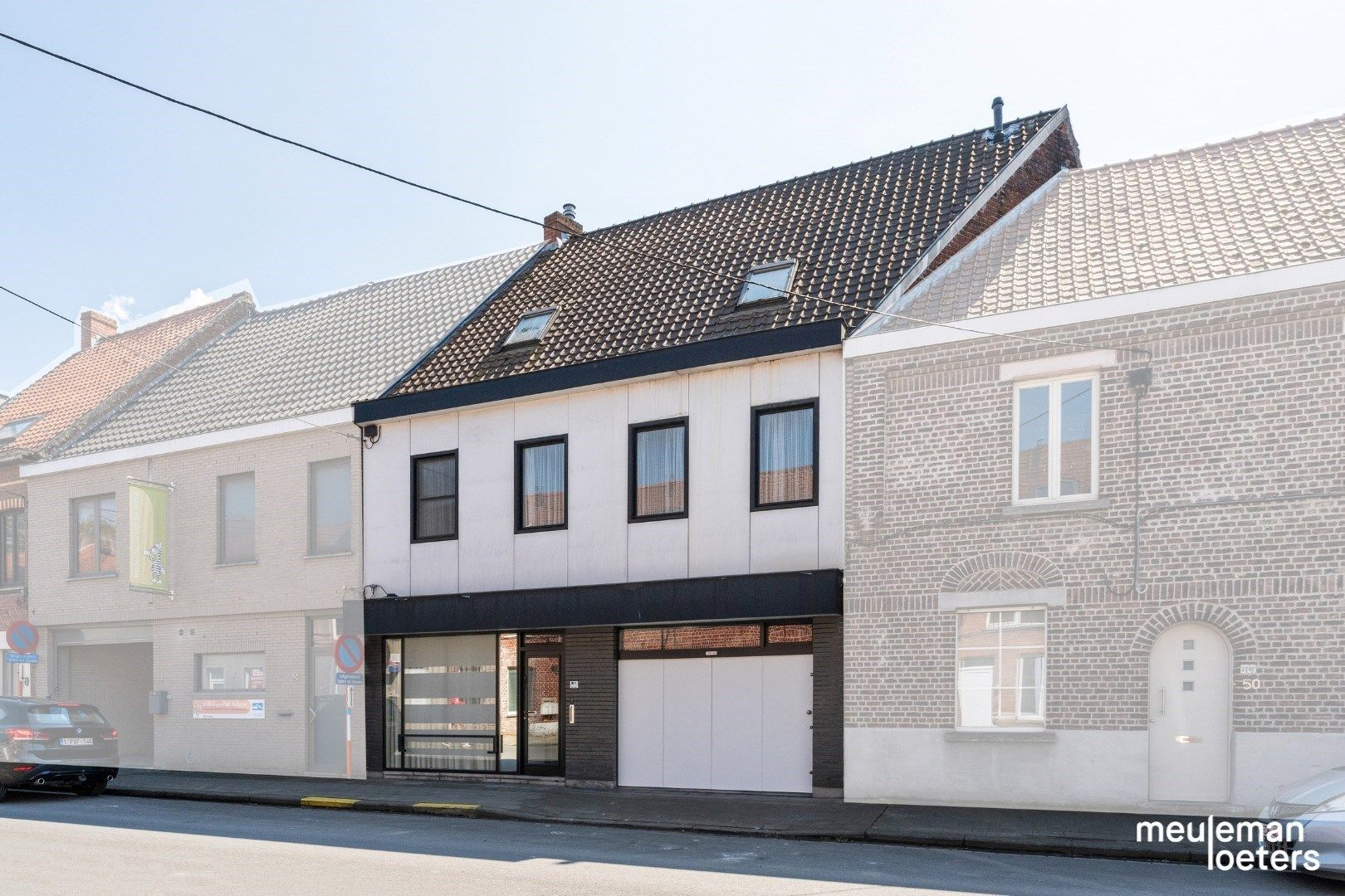 Ruime rijwoning nabij het commercieel centrum van Roeselare foto 2