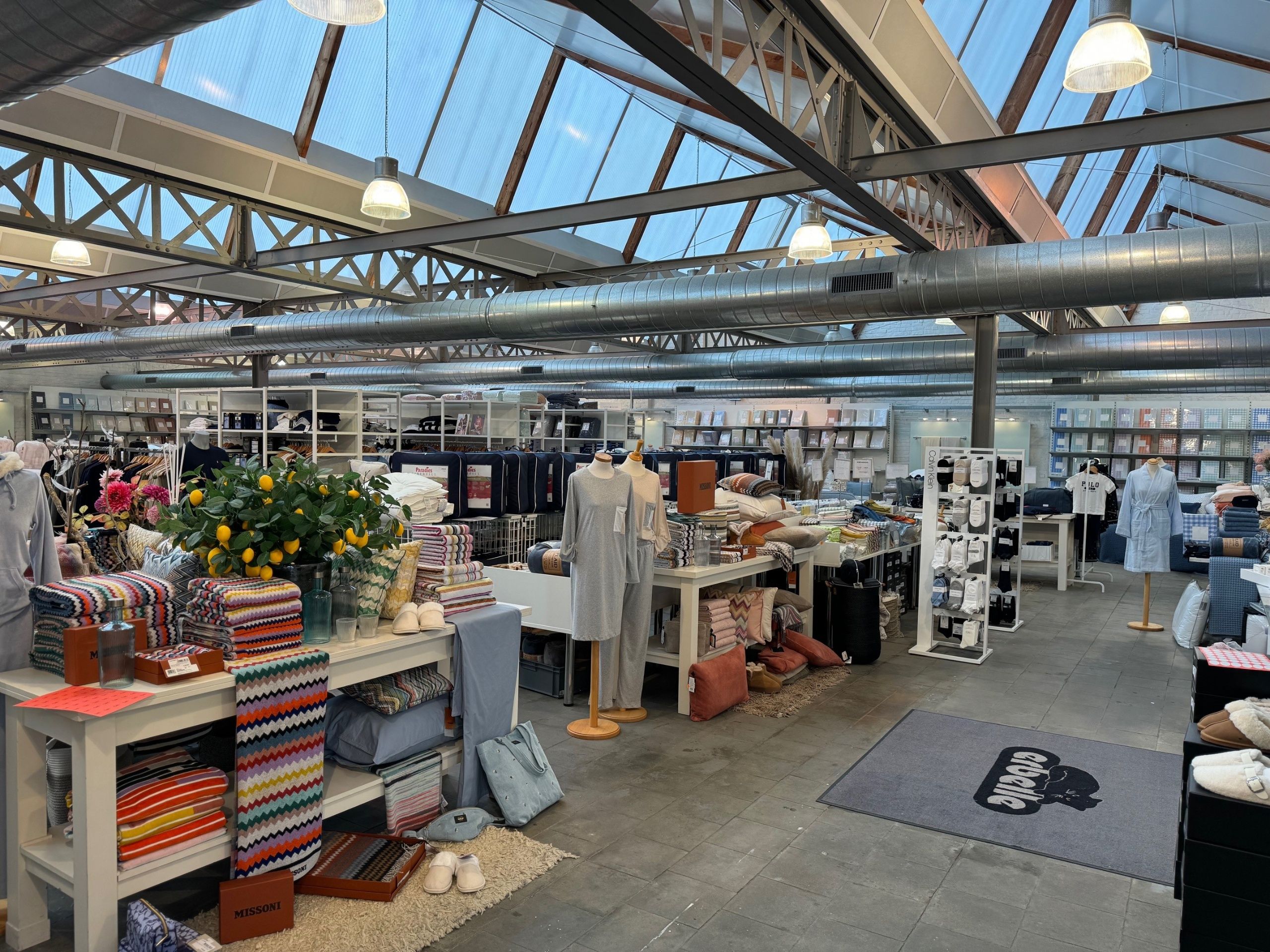 Veelzijdig bedrijfsgebouw met grote tuin en centrale ligging te Deerlijk foto {{pictureIndex}}