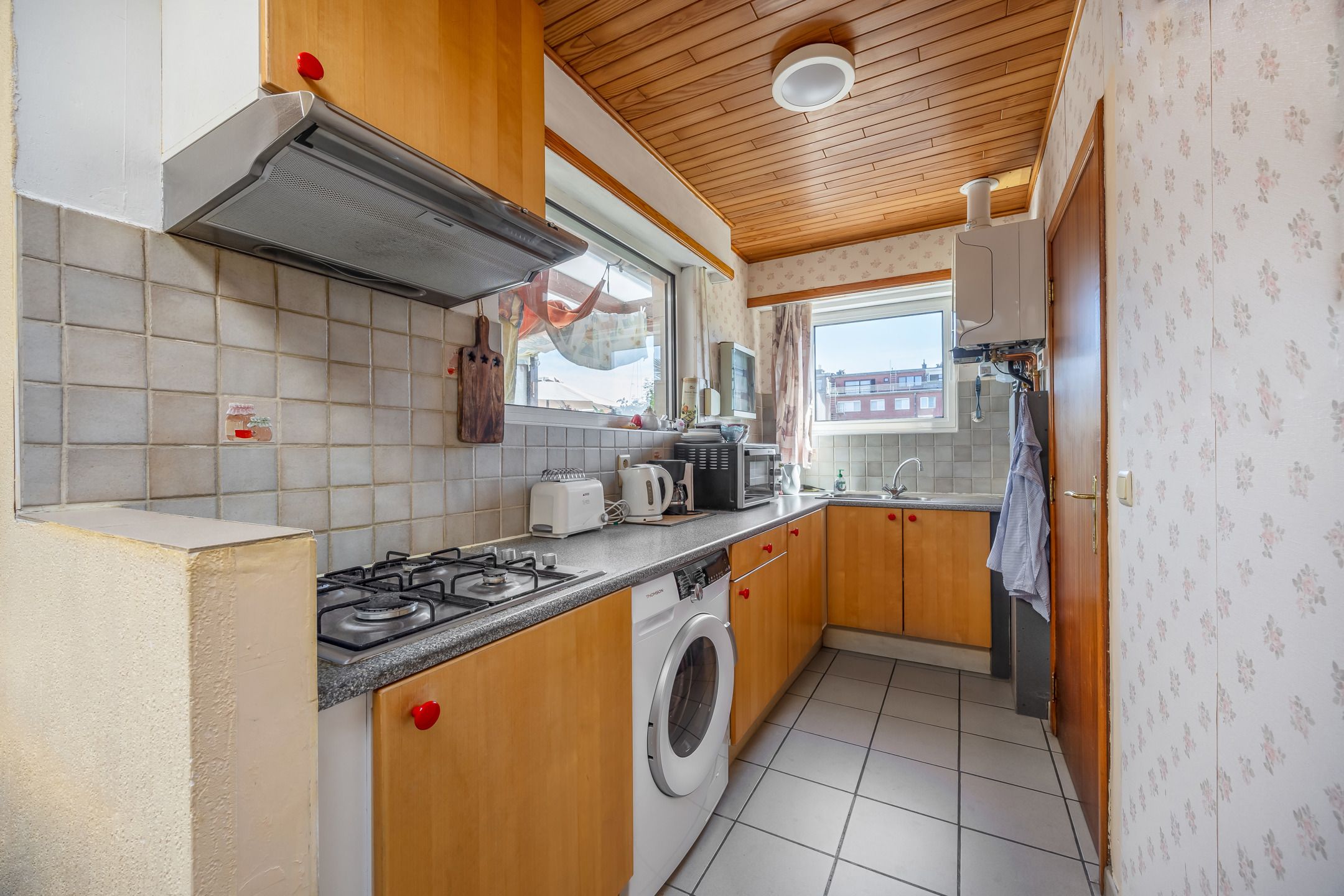 woonhuis opgedeeld in 3 appartementen, 2 grote garages en magazijn met 22 autostaanplaatsen en 3 plaatsen voor fietsen en moto's foto 8