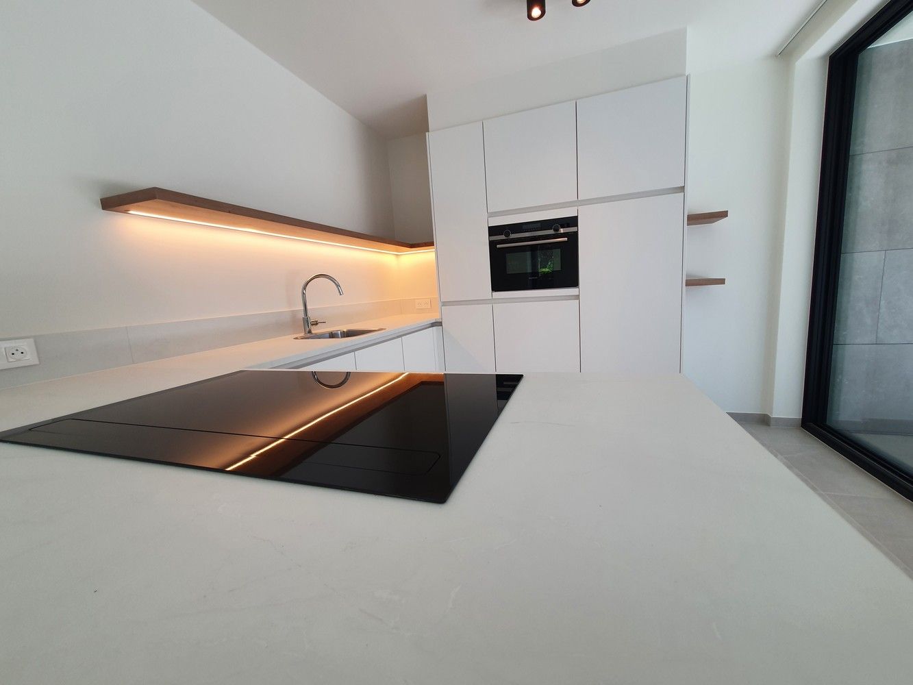 Luxueus nieuwbouwapp met 2 ruime slks en 2 prachtige terrassen (waarvan één met tuin), staanplaats en berging. foto 8