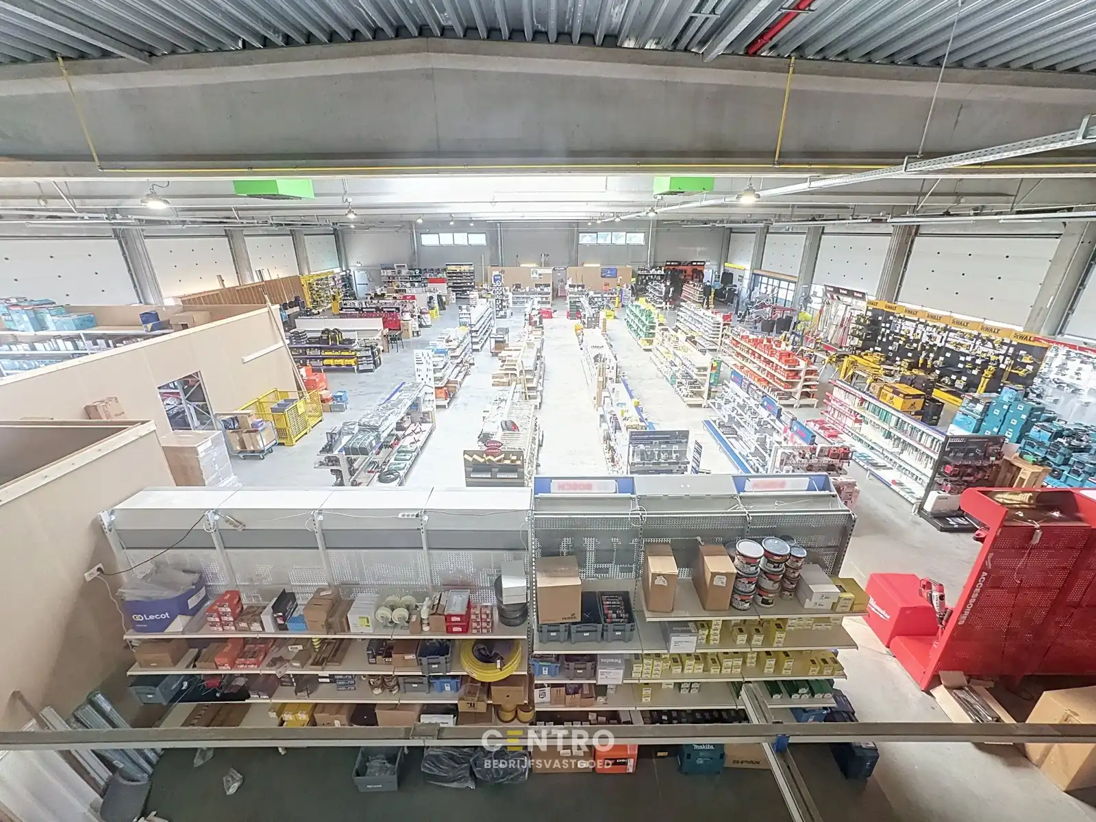 Goed geïsoleerd en verwarmd BEDRIJFSGEBOUW, bestaande uit MAGAZIJNEN (1.080m²) met KANTOREN en randaccomodatie (999m²) en 40-tal private parkeerplaatsen op het terrein. Vlak aan de afrit Zandvoorde (Oostende). foto 5