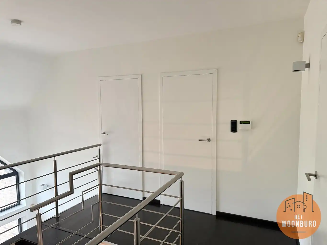 Woning halfopen bebouwing met garage, ruime kelder en tuin foto 8