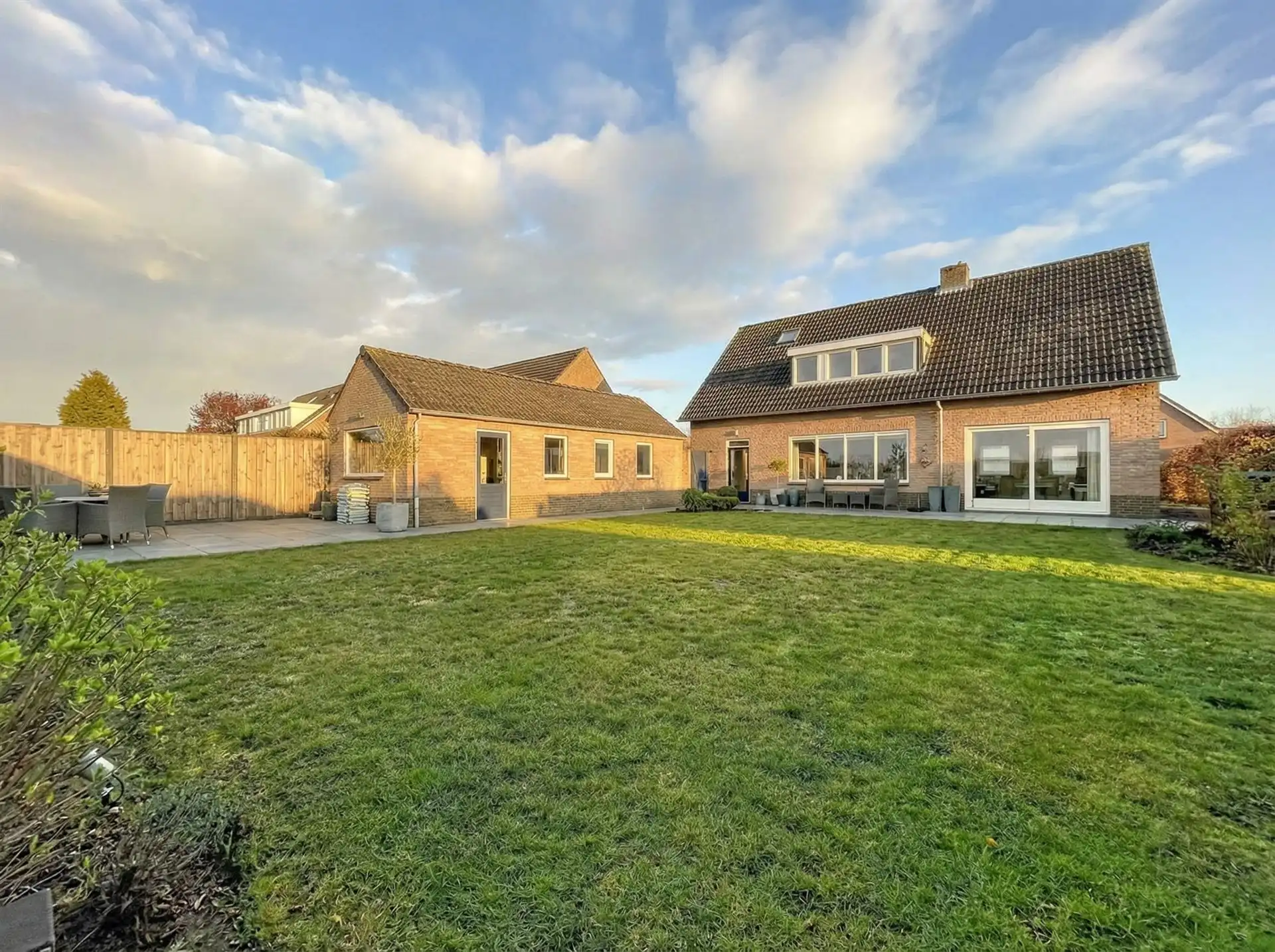 Open bebouwing op perceel van 739 m² foto {{pictureIndex}}