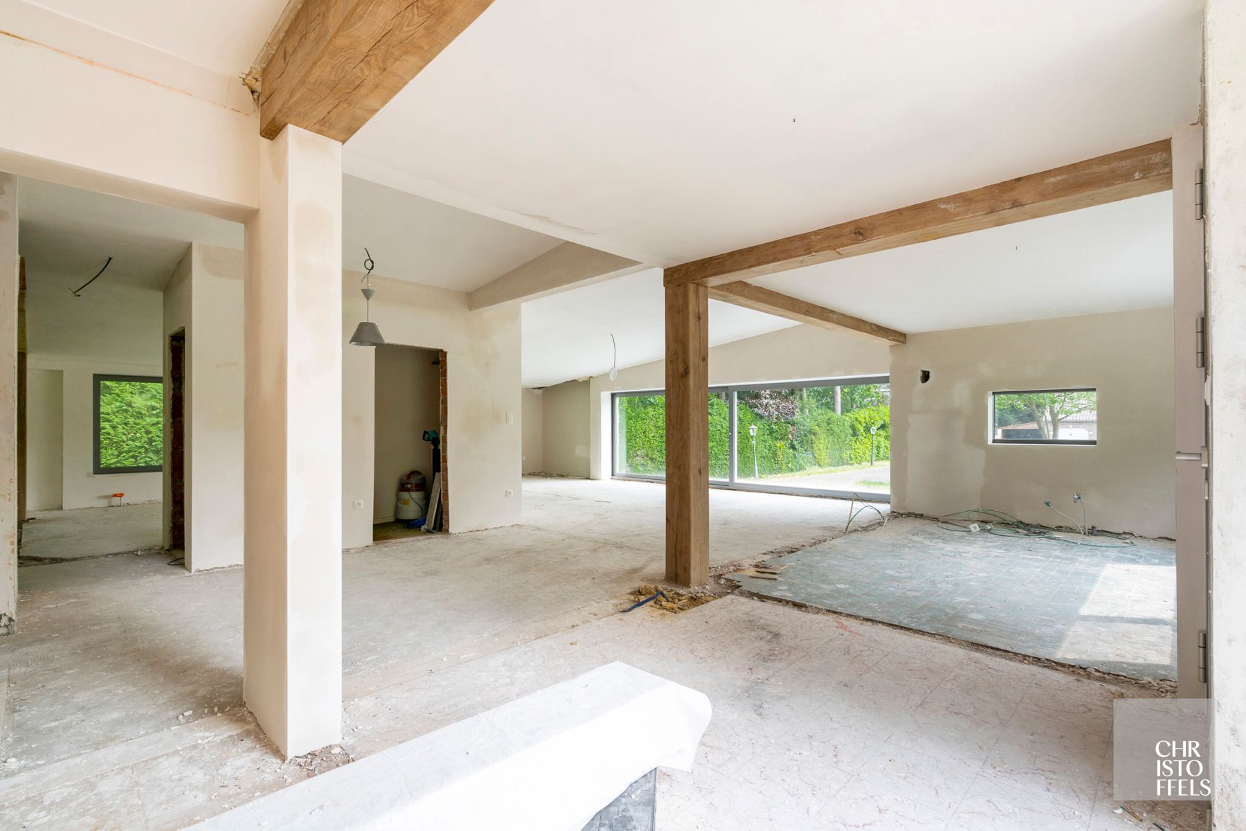 Deels gerenoveerde laagbouwvilla, residentieel gelegen in de bossen op een uitgestrekt perceel van 3.981m² foto 14