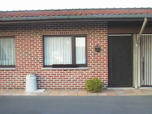 Studio op het gelijkvloers op een binnenplein met een aparte slaapkamer. foto {{pictureIndex}}