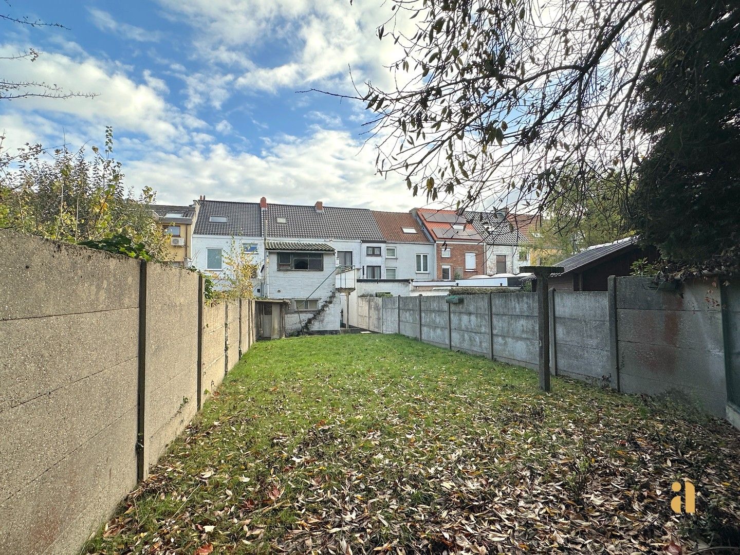 Hoofdfoto van de publicatie: Mooie renovatiekans: ruime tuin en immens veel potentieel