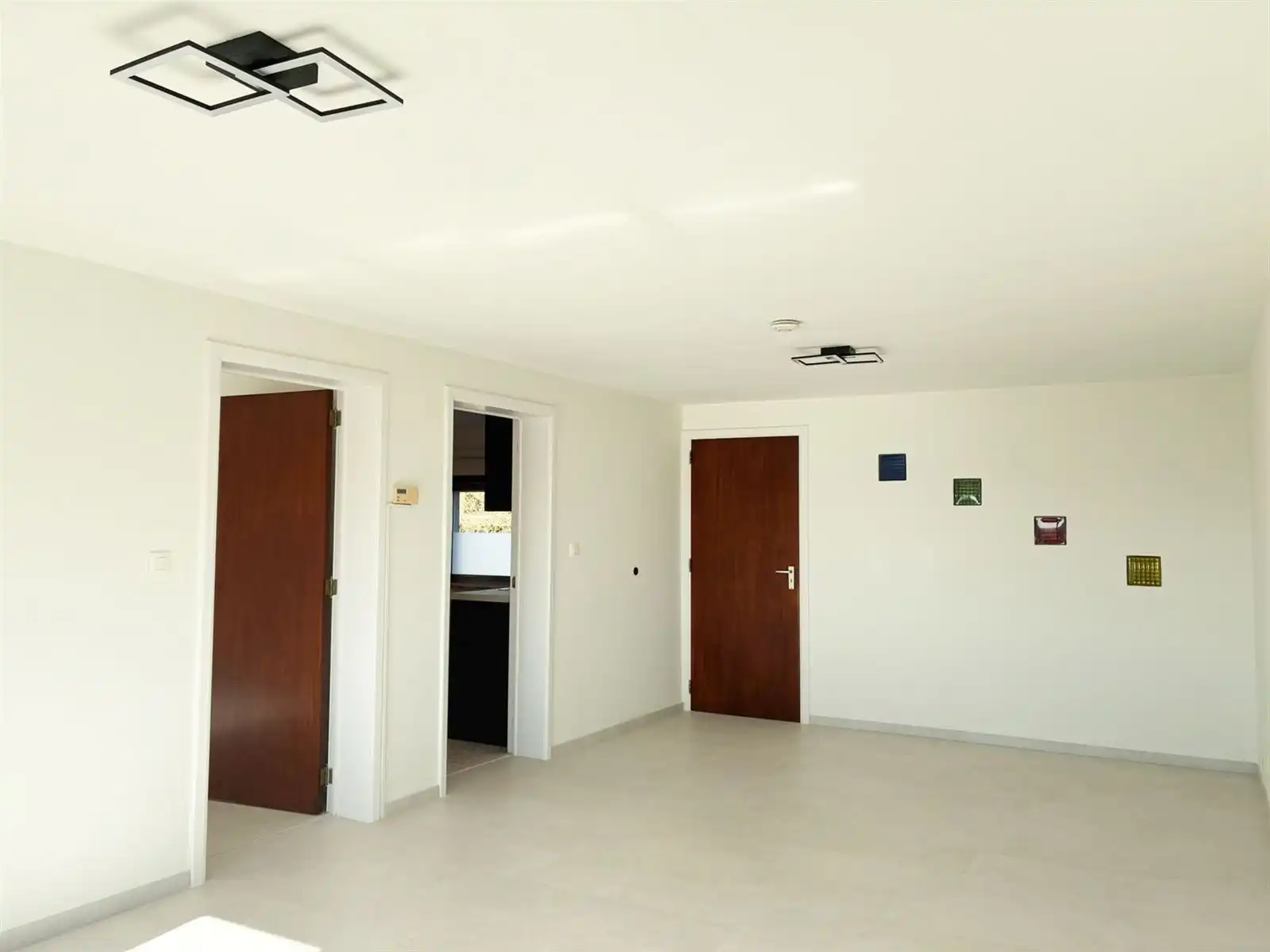 Lichtrijk huis met garage en koer foto 4