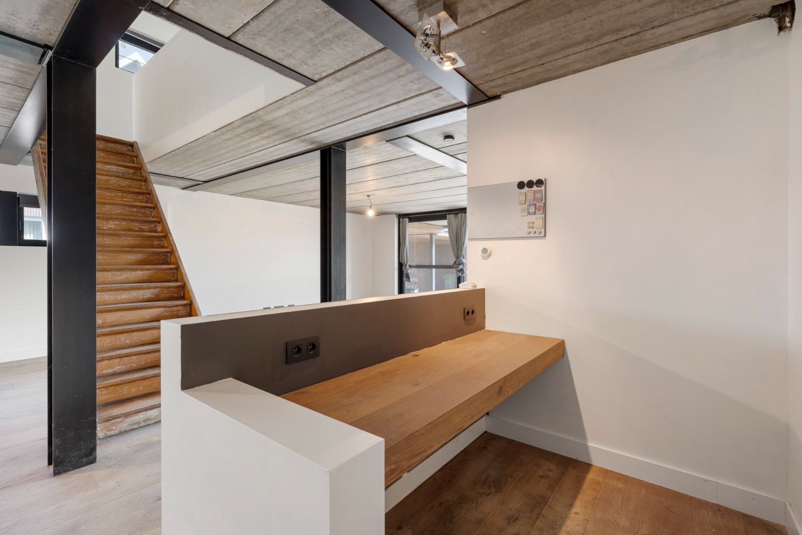 Recente, halfvrijstaande gezinswoning in een moderne bouwstijl op een perceel van 11a06ca! foto 4