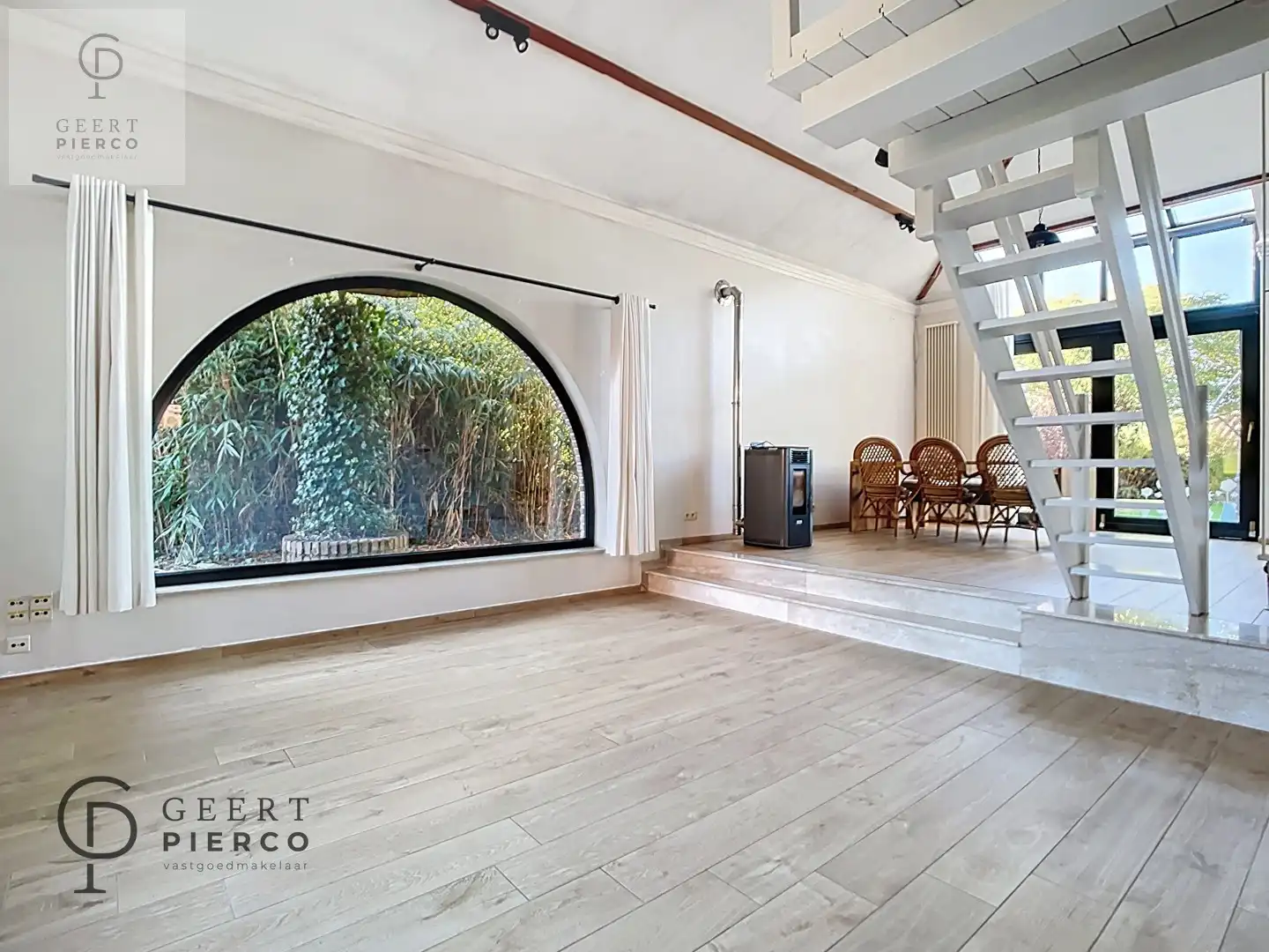 Ruime bungalow met drie slaapkamers en inpandige garage op een perceel van 10a37ca. foto 6