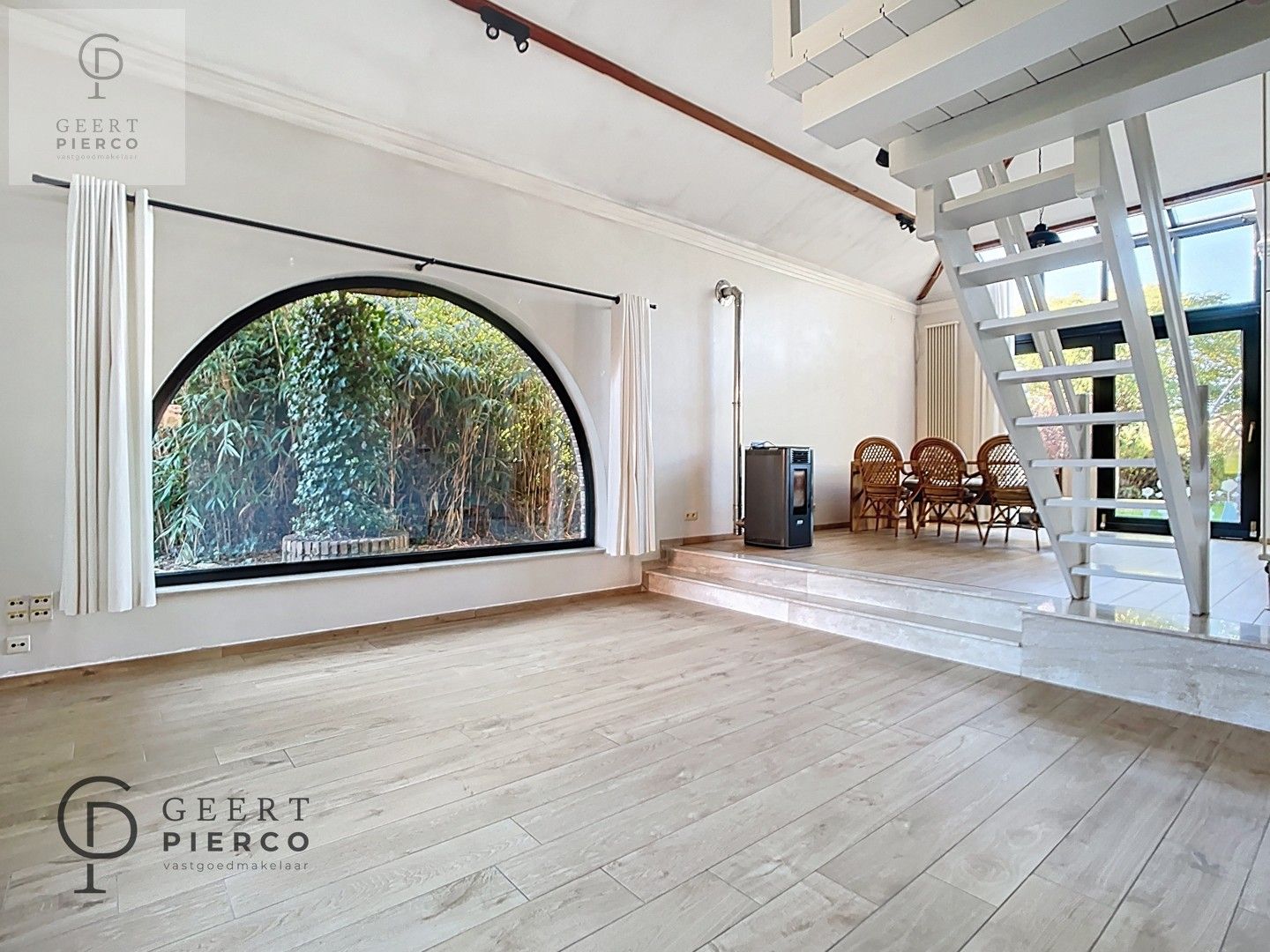 Ruime bungalow met drie slaapkamers en inpandige garage op een perceel van 10a37ca. foto 6