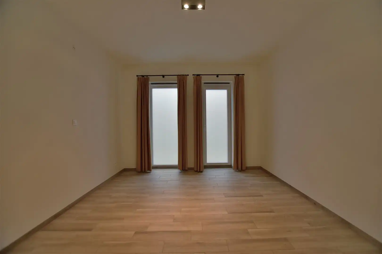 Instapklaar gelijkvloers appartement met koer en garage vrijstaande.  foto 3