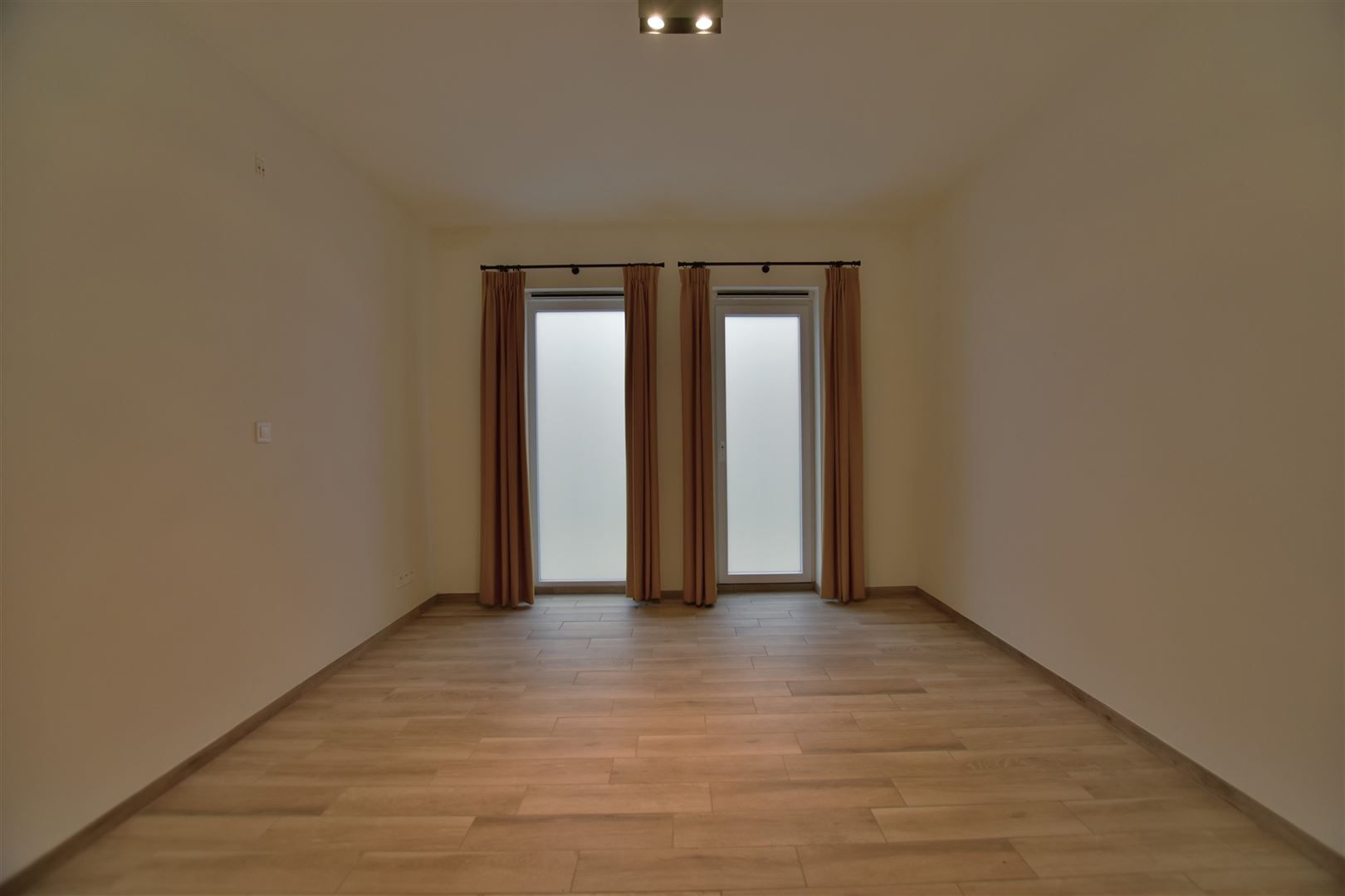 Instapklaar gelijkvloers appartement met koer en garage vrijstaande.  foto 3