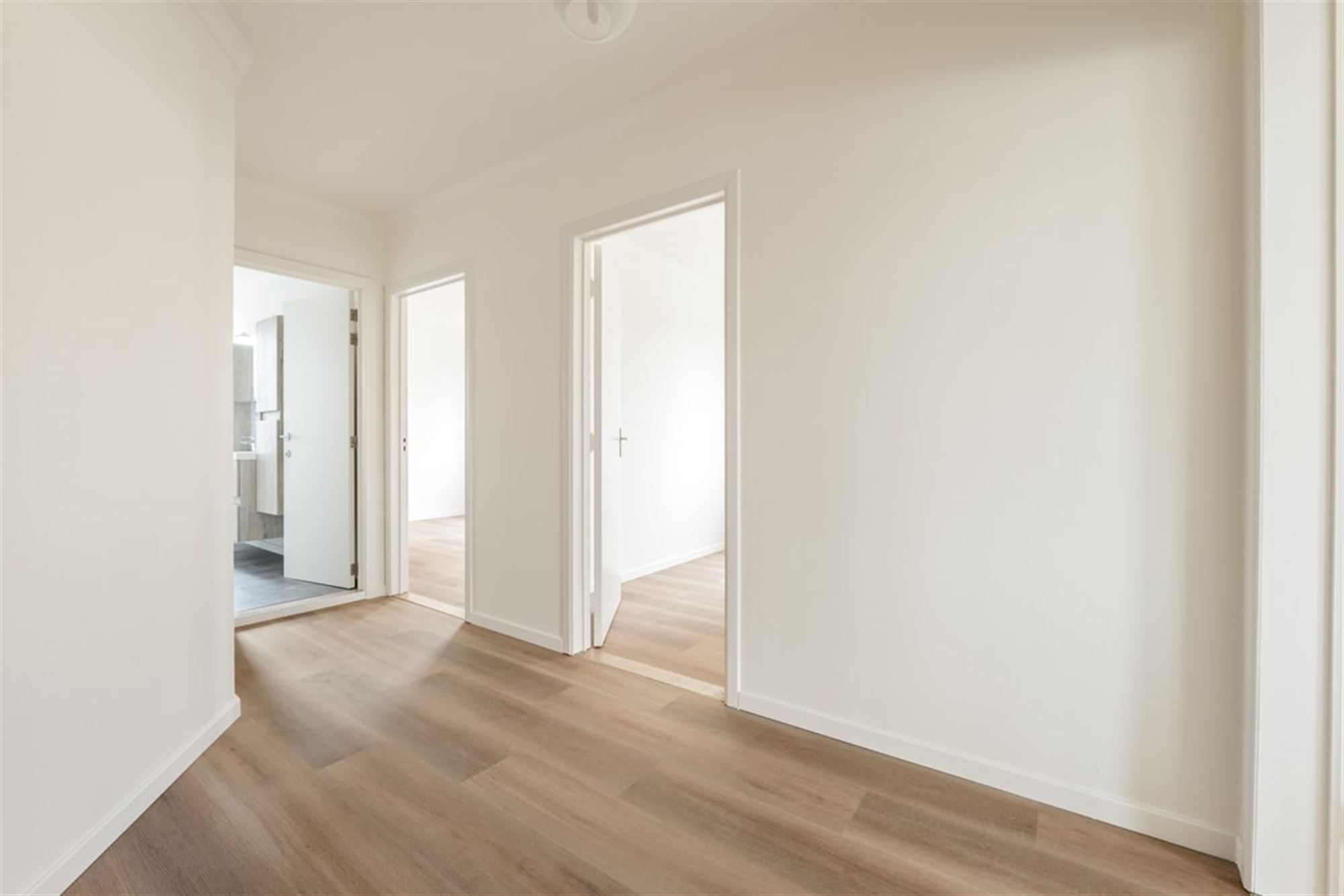 KNAP APPARTEMENT MET 2 SLKS EN PARKEERPLAATS VLAKBIJ HET CENTRUM VAN SINT-TRUIDEN  foto 4