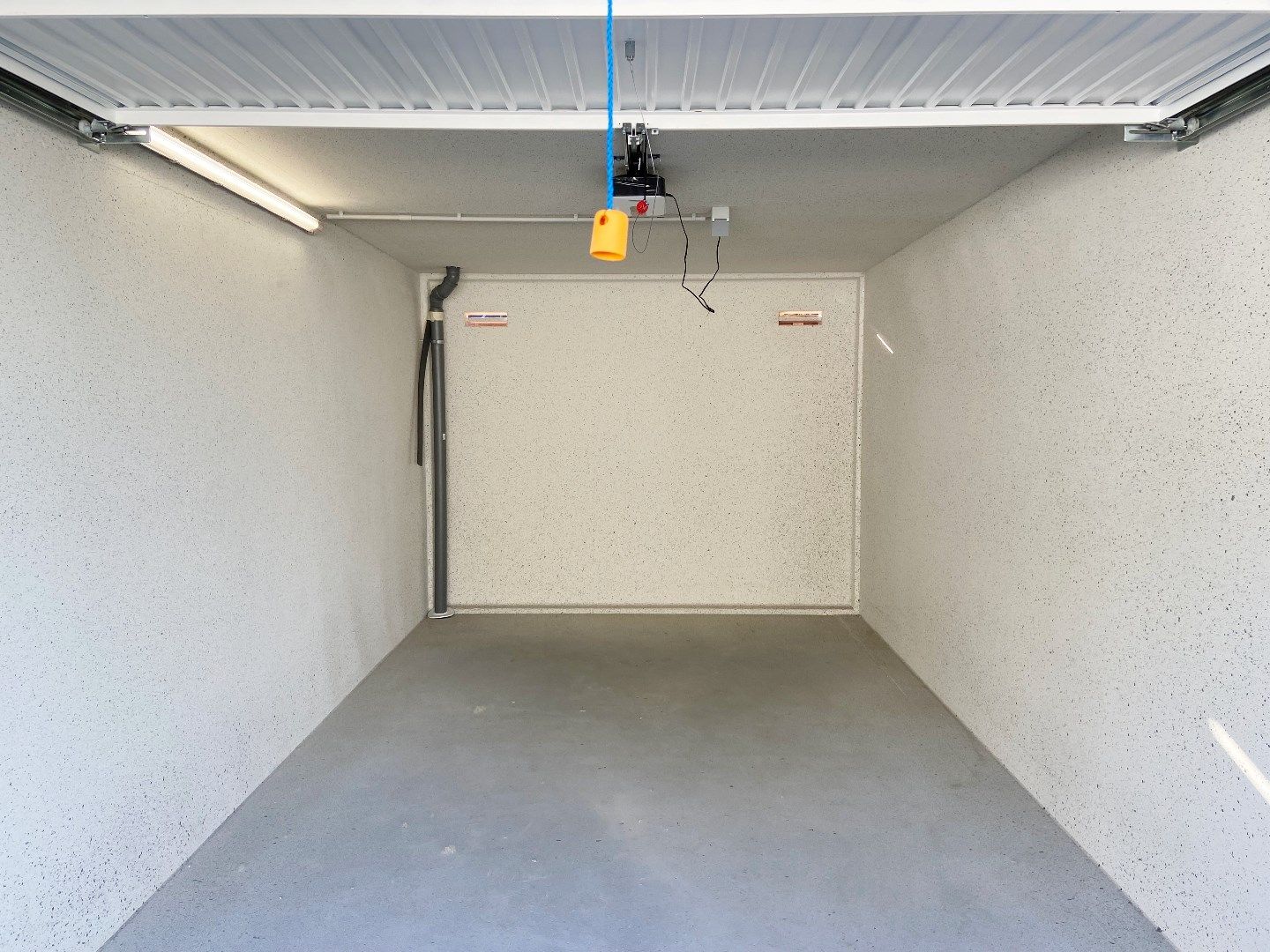 GARAGE GELEGEN IN DE DORPSKERN MEULEBEKE foto 4