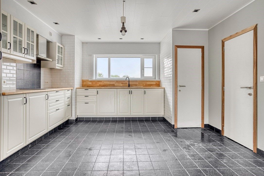 Loods van 340m2 en atelier van 75m2 met woning te koop te Vichte. foto 17