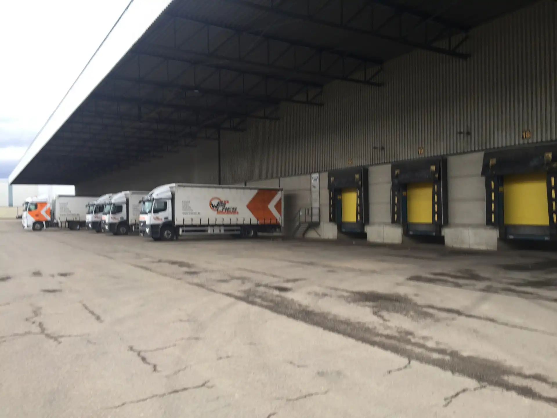 Te Huur Genk: Magazijn met kades en poort foto 3